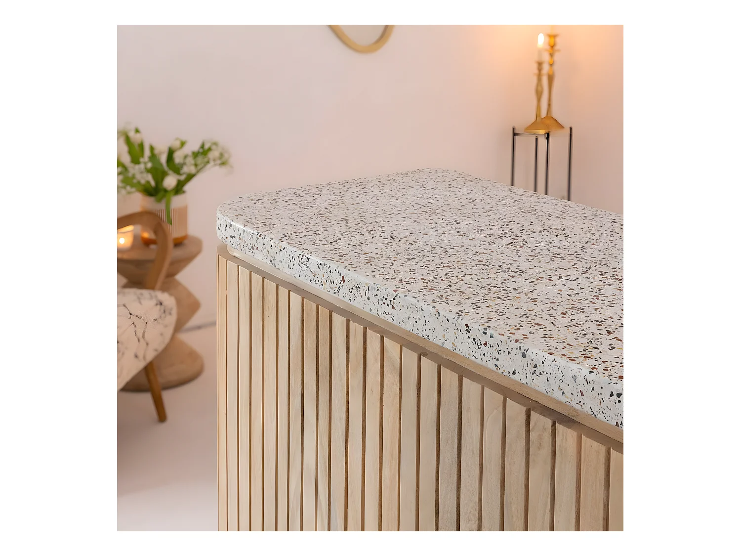 Barra de esquina de madera de mango y terrazo con almacenamiento y estilo contemporáneo