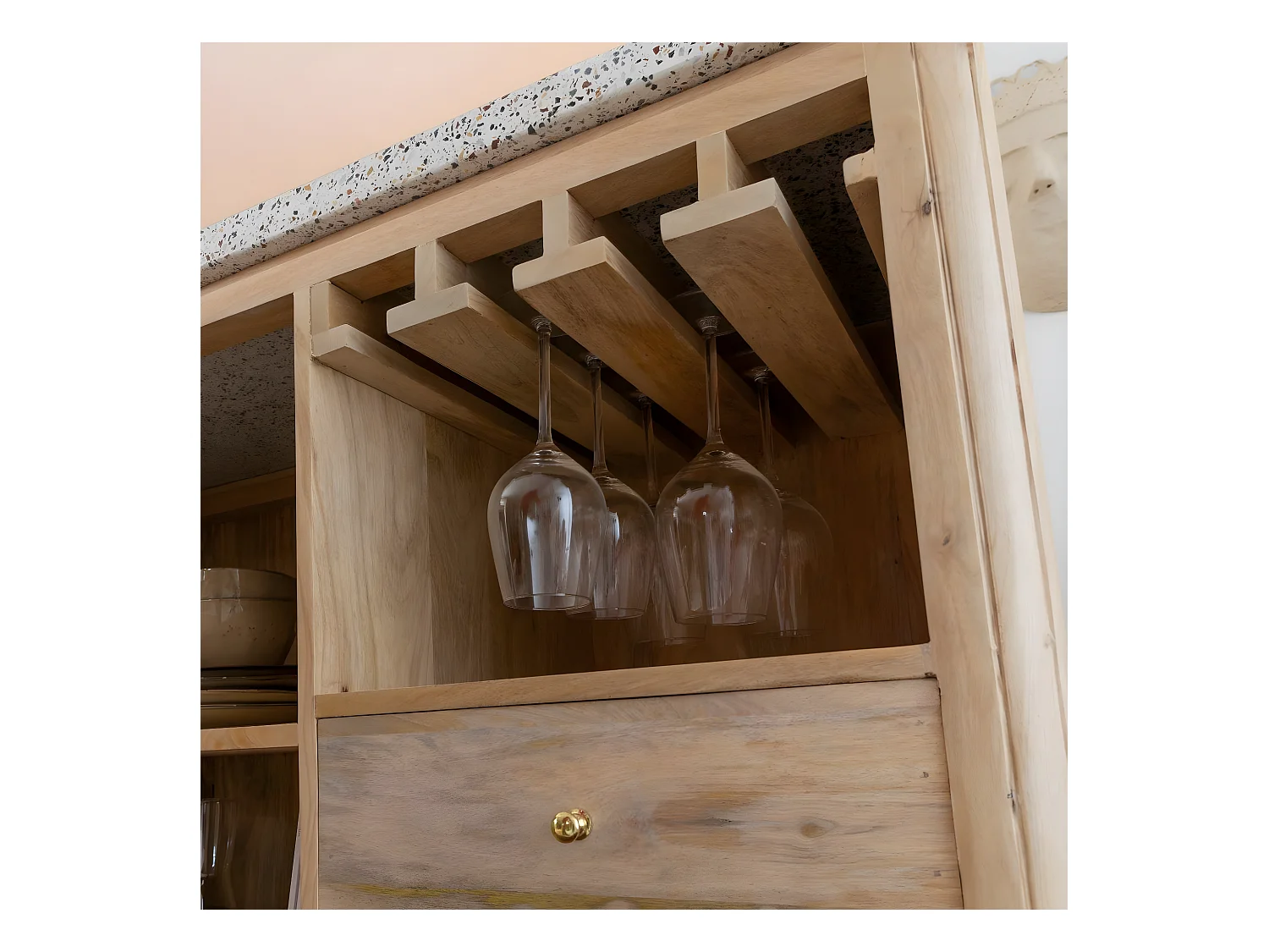 Barra de esquina de madera de mango y terrazo con almacenamiento y estilo contemporáneo