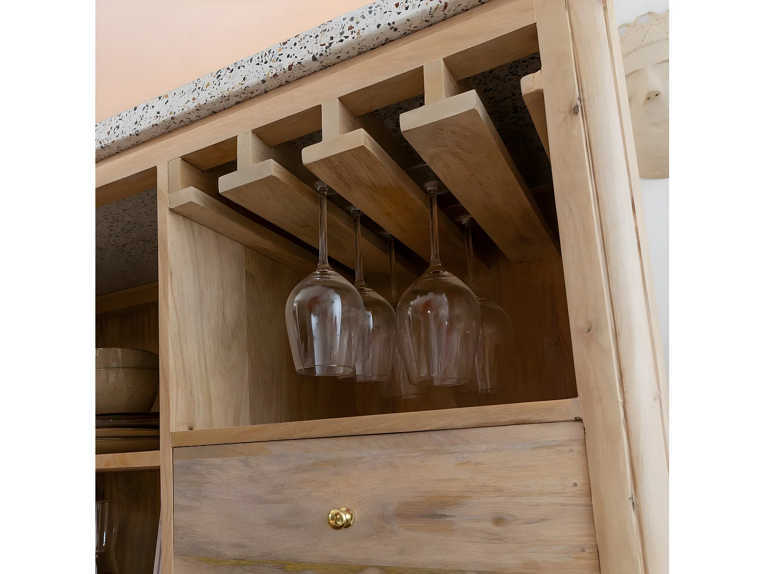 Meuble bar en angle bois de manguier et terrazzo Lou