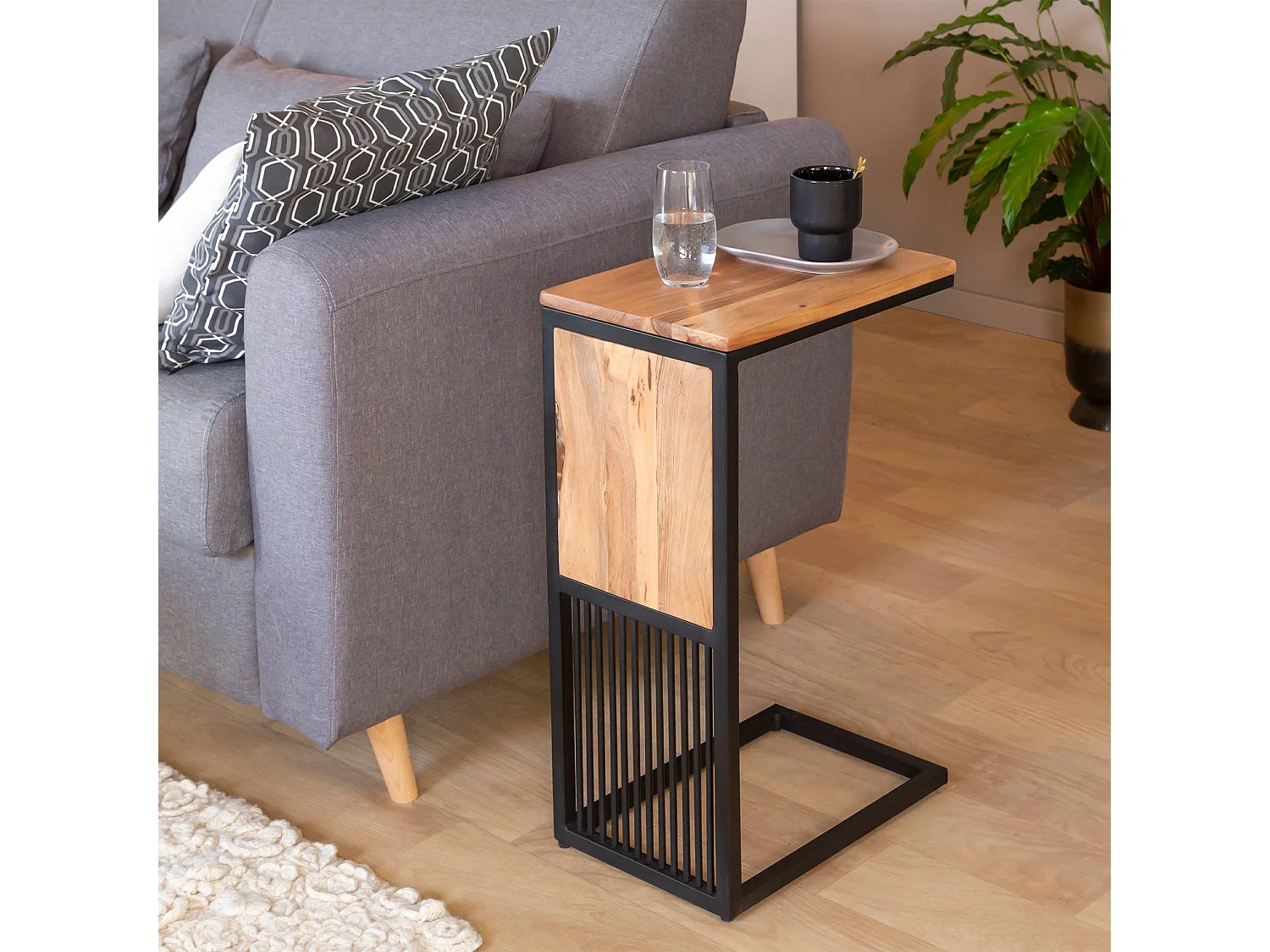 Mesa auxiliar industrial de madera de acacia y metal Mattia