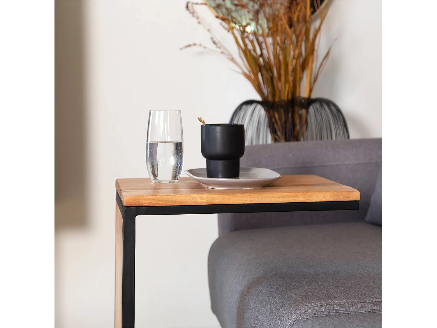 Mesa auxiliar industrial de madera de acacia y metal Mattia