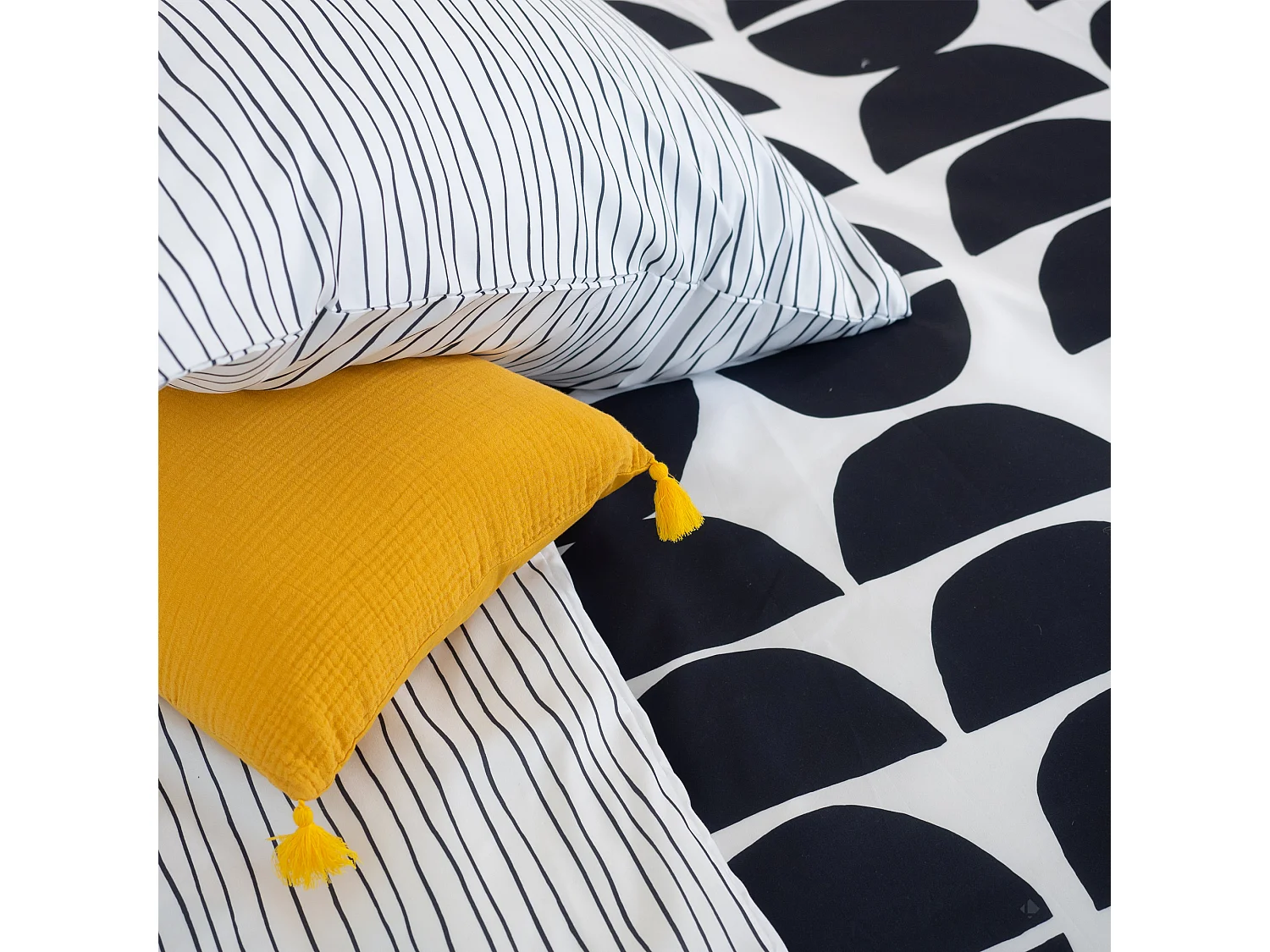 Parure de lit 260x240 cm microfibre AVA Noir 3 pièces