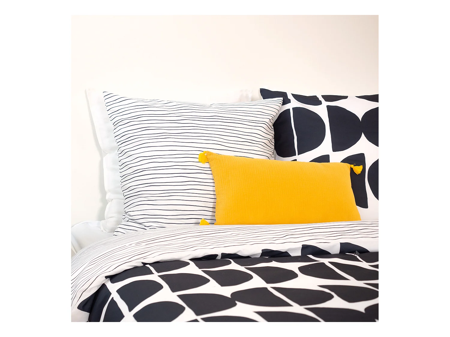 Parure de lit 260x240 cm microfibre AVA Noir 3 pièces