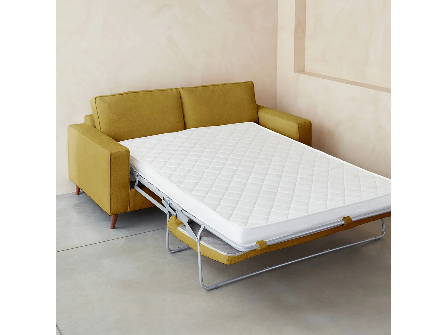 Canapé lit 3 places moutarde avec matelas 12cm d'épaisseur. fabriqué en France