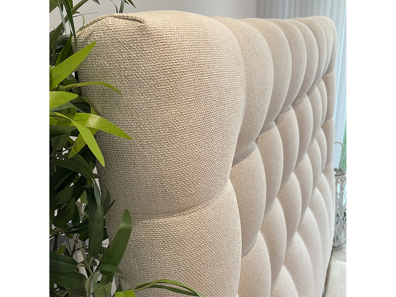 Tête de lit VERSAILLES, Gamme Prestige Hôtel, capitonnée, est composée d'un tissus de qualité supérieure.