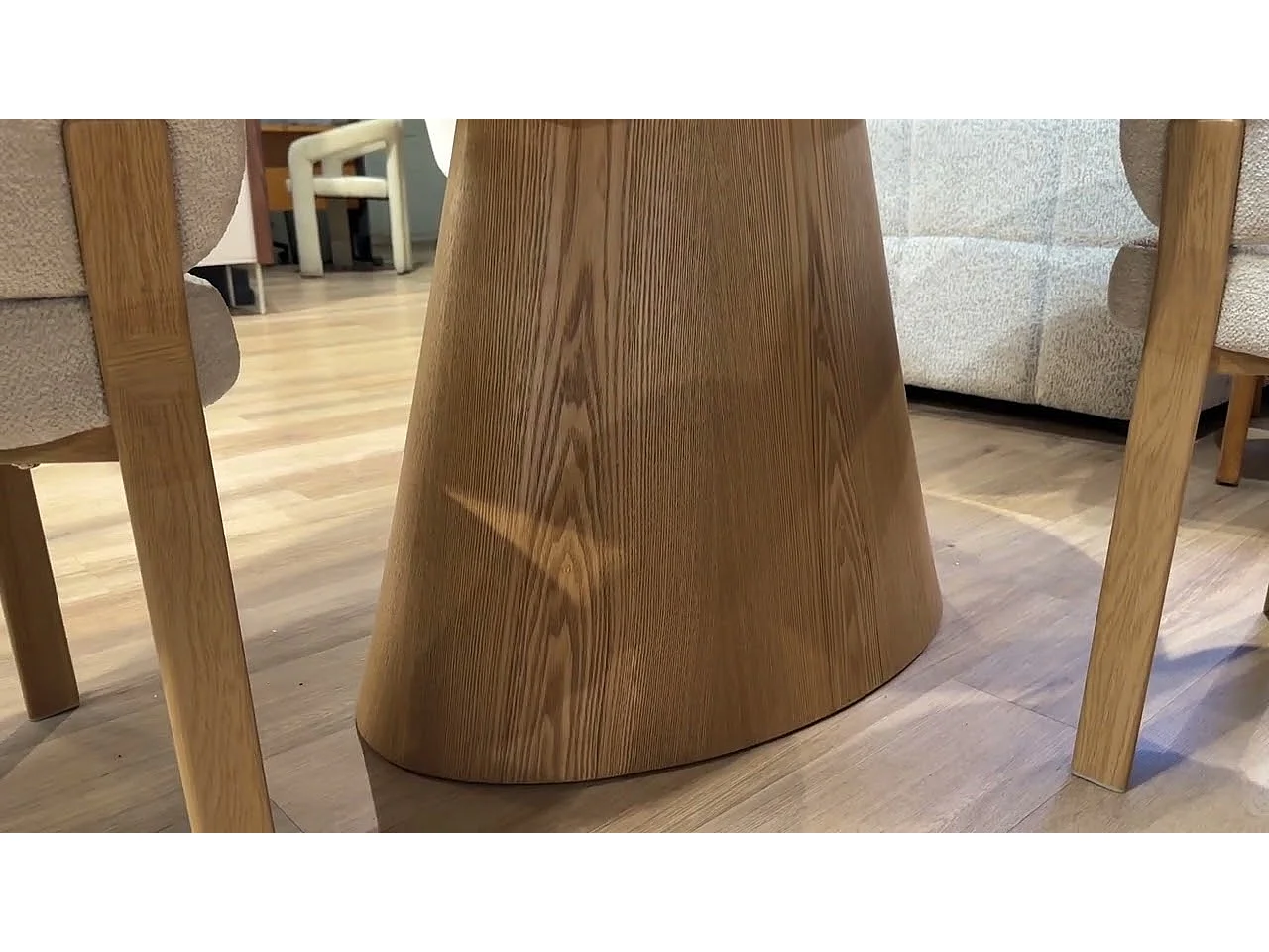 Table à manger Ovana - Extensible avec plateau et piétement en finition bois naturel 160 à 200 cm - Homeluxury
