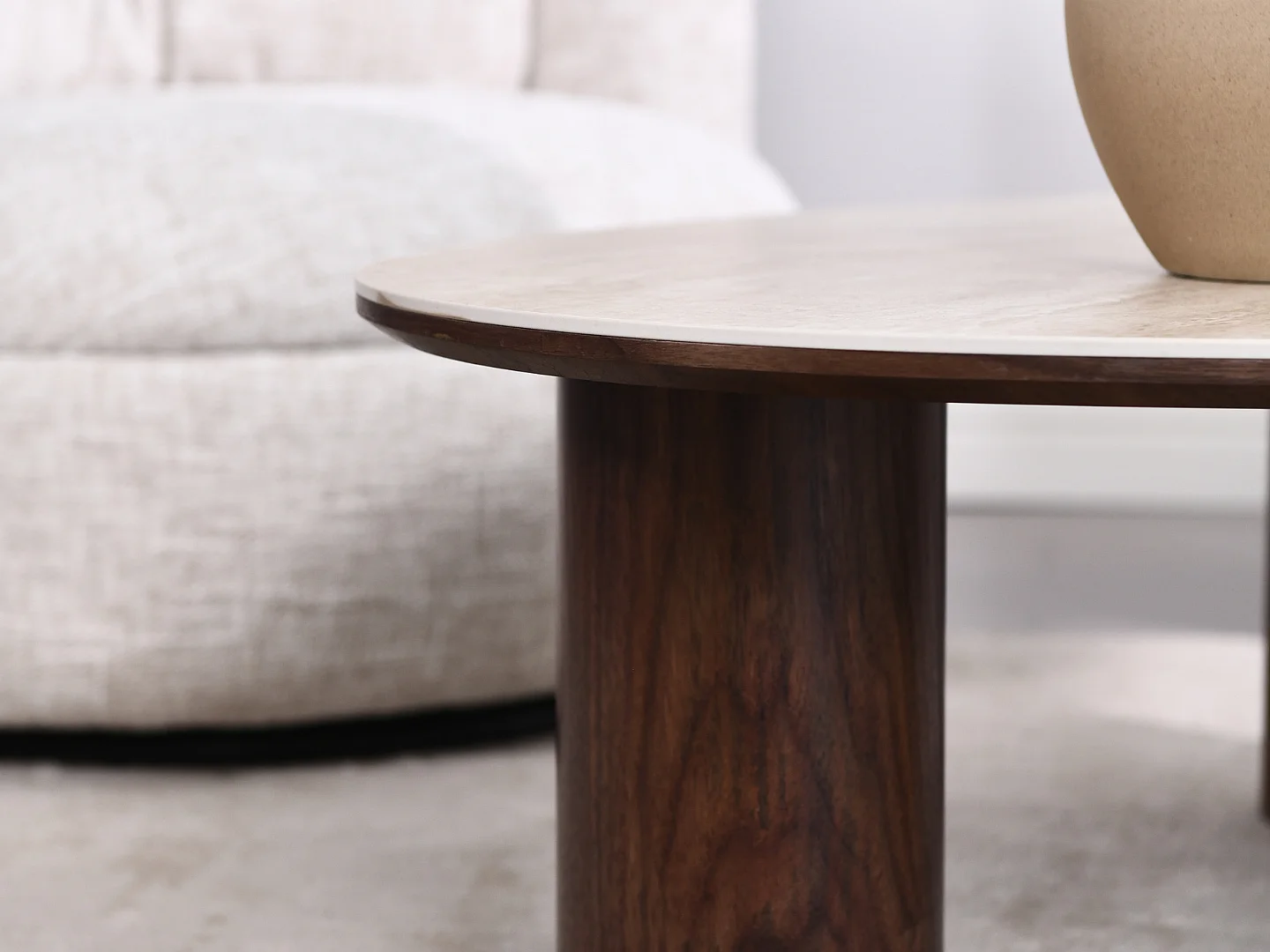 Table basse Dona - Bois naturel avec plateau en céramique finition travertin 110 cm - Homeluxury