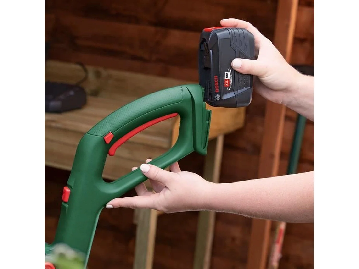 Bosch Pack 18V EasyMower + EasyGrassCut + Batteria + Caricabatterie - Set per la Manutenzione del Prato