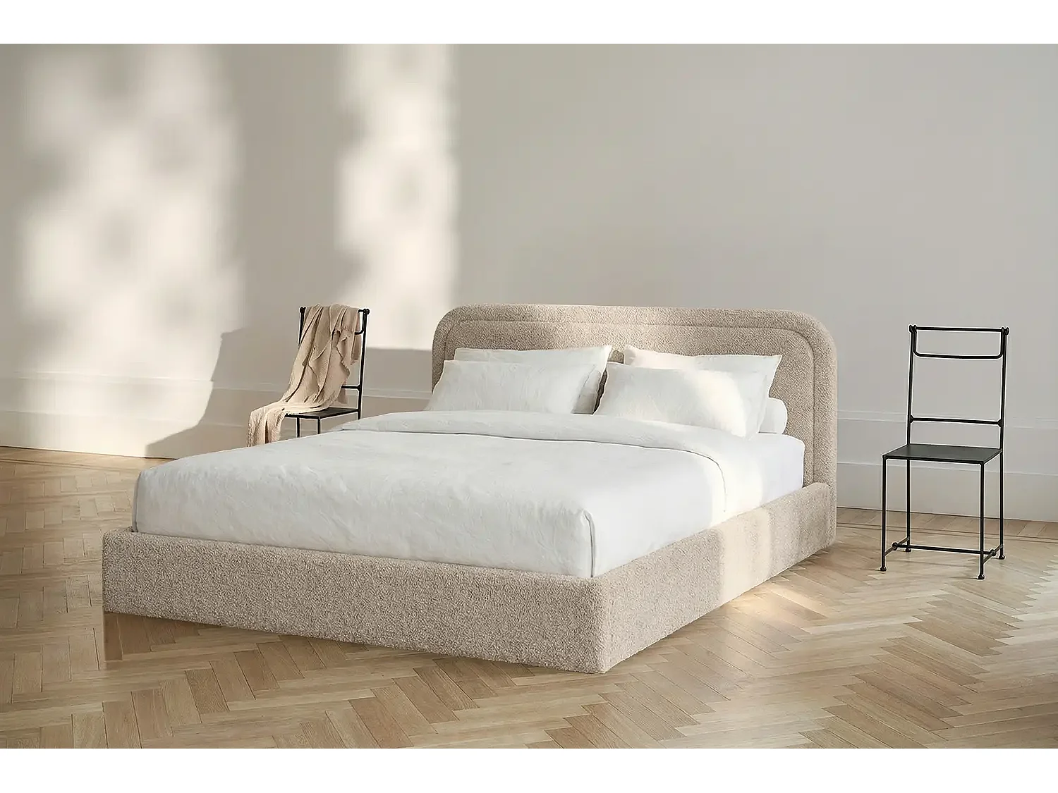 Lit capitonné MNUUO AMBEO avec coffre de rangement Taupe 180 x 200 cm, sommier à lattes en bois relevable