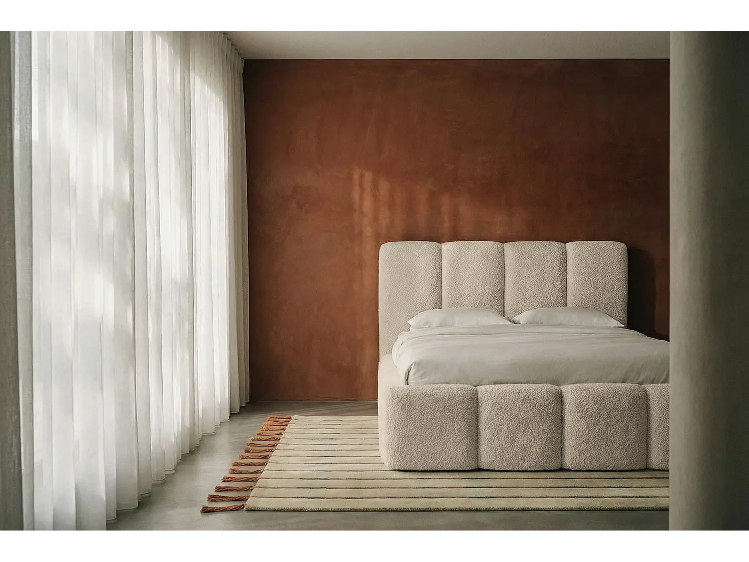 Lit capitonné MNUUO MIOA avec coffre de rangement, couleur crème, 160 x 200 cm, sommier à lattes en bois relevable