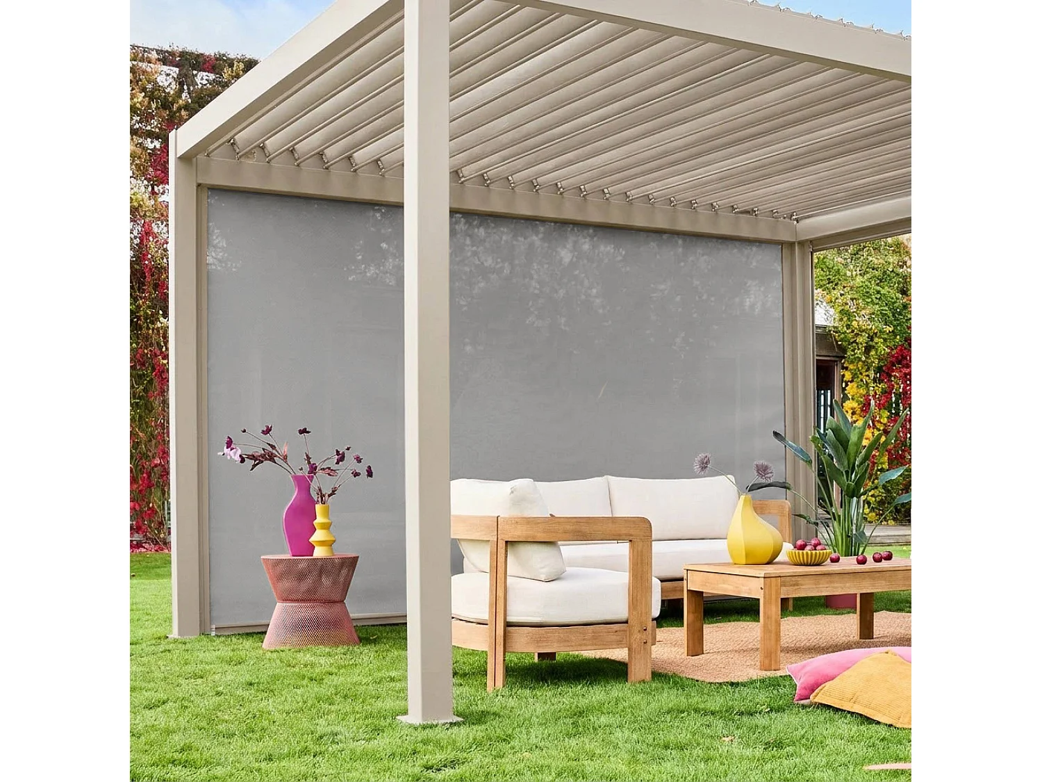 Pergola Bioclimatique beige – Triomphe – 4x3m. aluminium. à lames orientables + store 4m