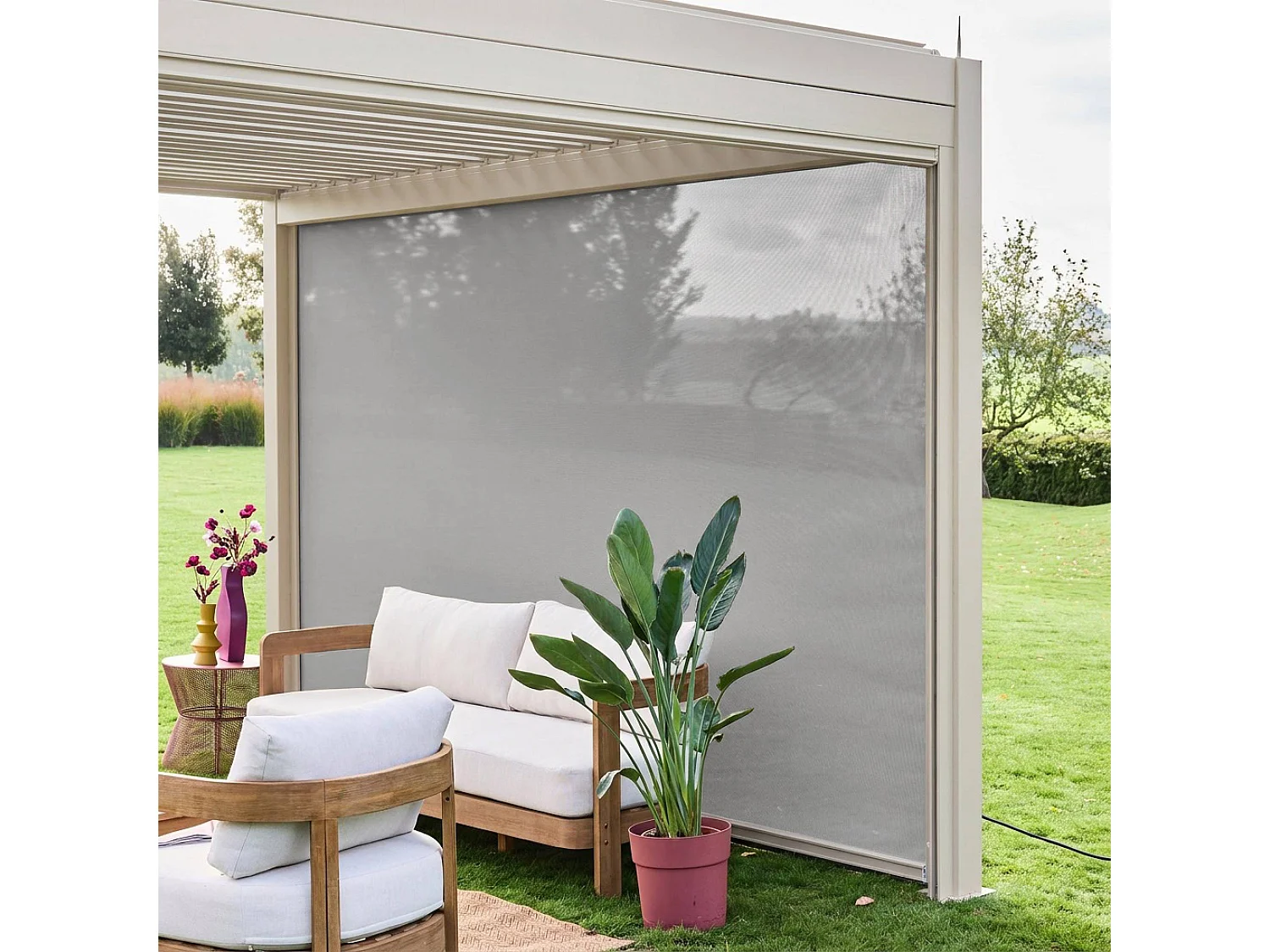 Pergola Bioclimatique beige – Triomphe – 4x3m. aluminium. à lames orientables + store 4m