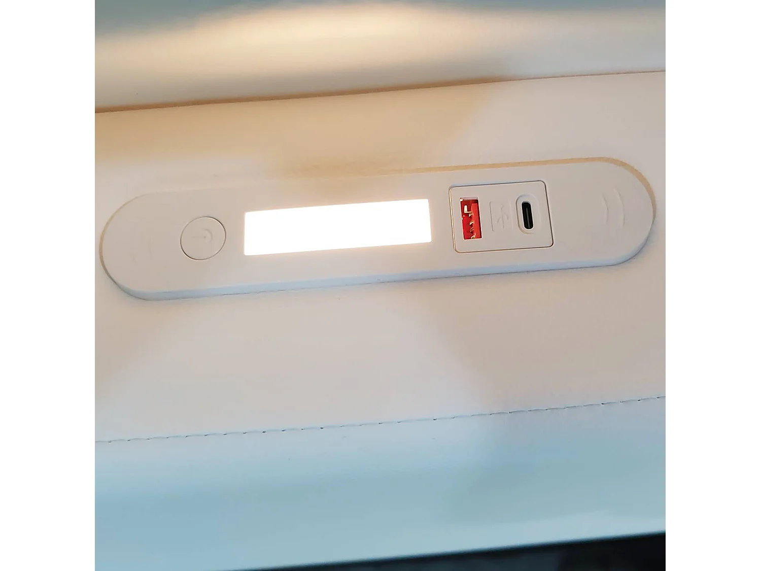 Klädd barnsäng - 90 x 200 cm - med huvudgavel + nattlampa + USB-port + låda + fotpall - konstläder - vit