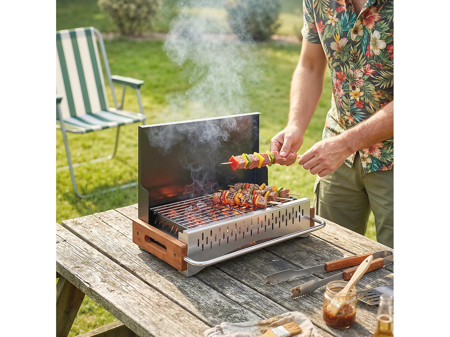 Barbecue portatile a carbone con vassoio rimovibile nero