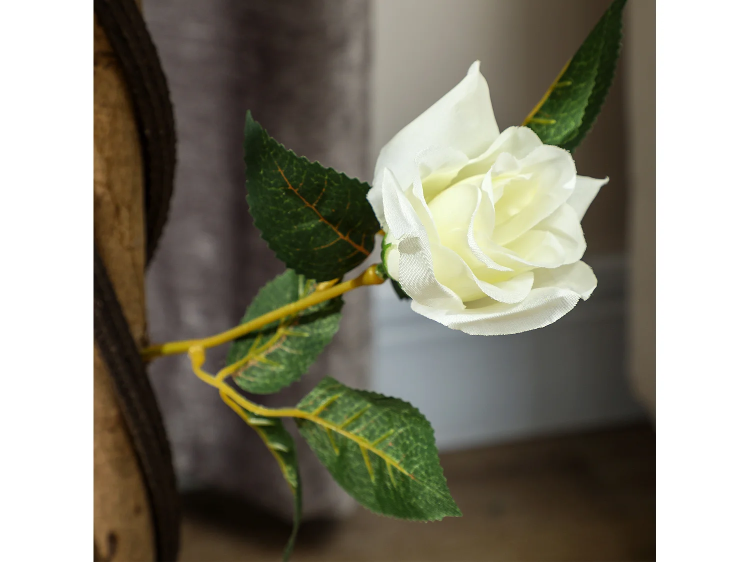 Pianta finta di rosa da 21 fiori Ø18x90 cm bianco con vaso
