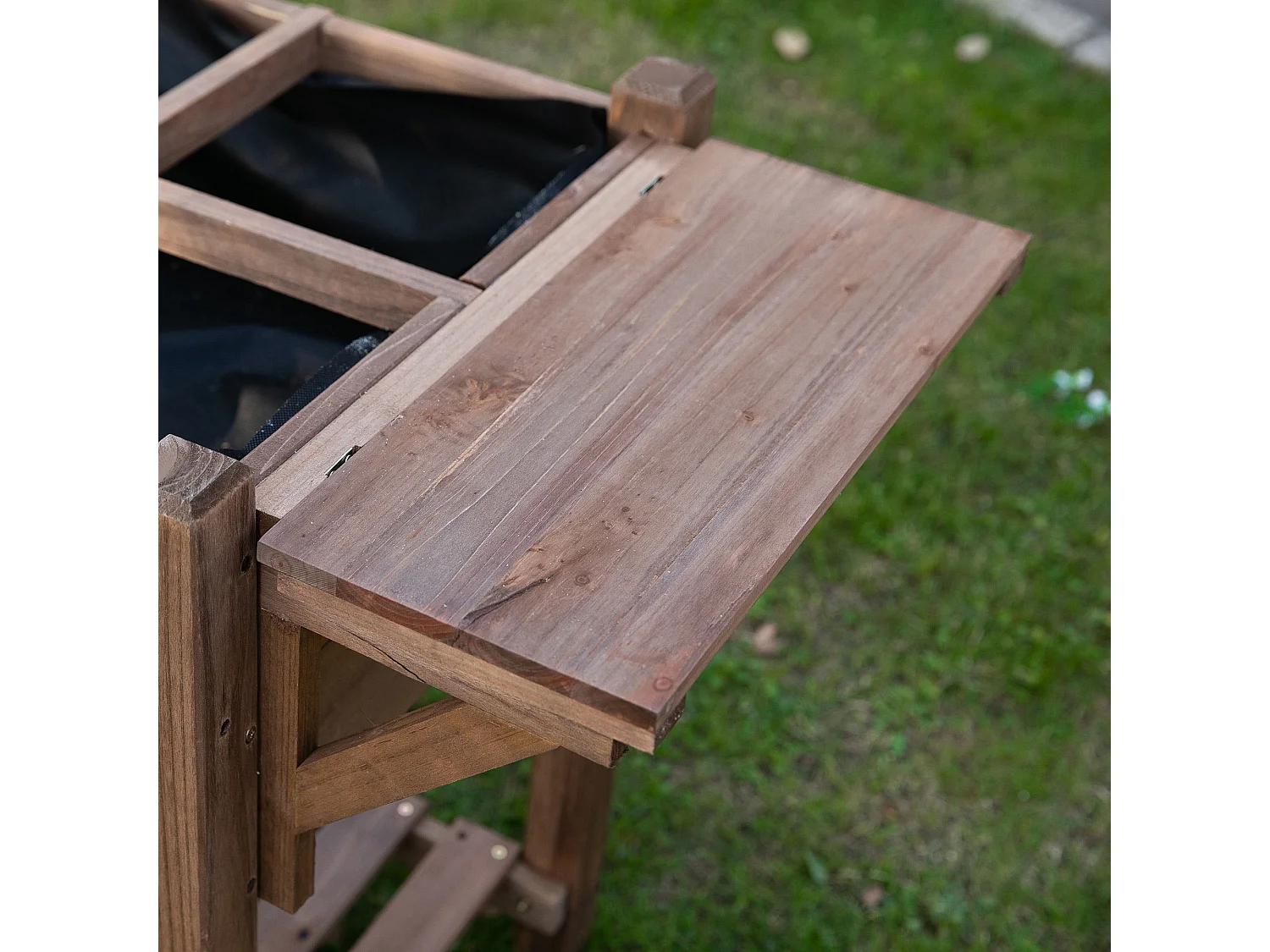 Letto per orto rialzato con ripiano pieghevole in legno marrone