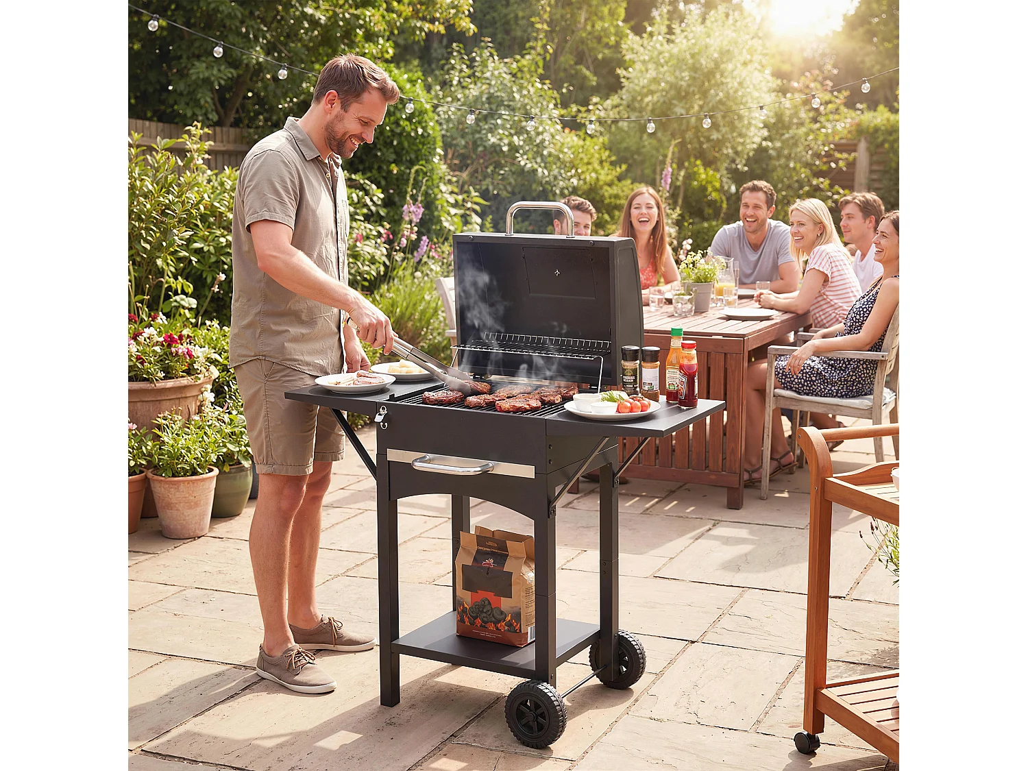 Barbecue a carbone a rotelle con 2 ripiani laterali e vassoio nero