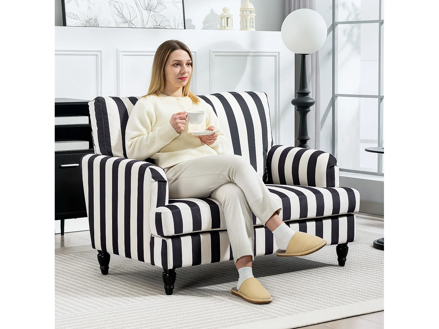 Poltrona da salotto ampia a righe in velluto bianco e nero