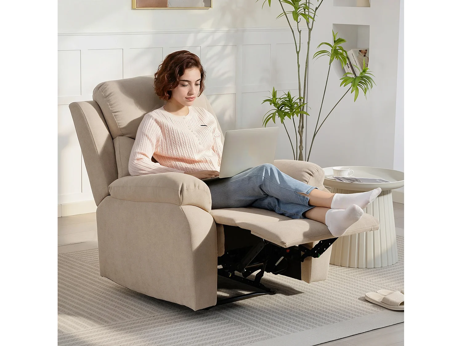 Poltrona reclinabile manuale con braccioli imbottiti in tessuto beige