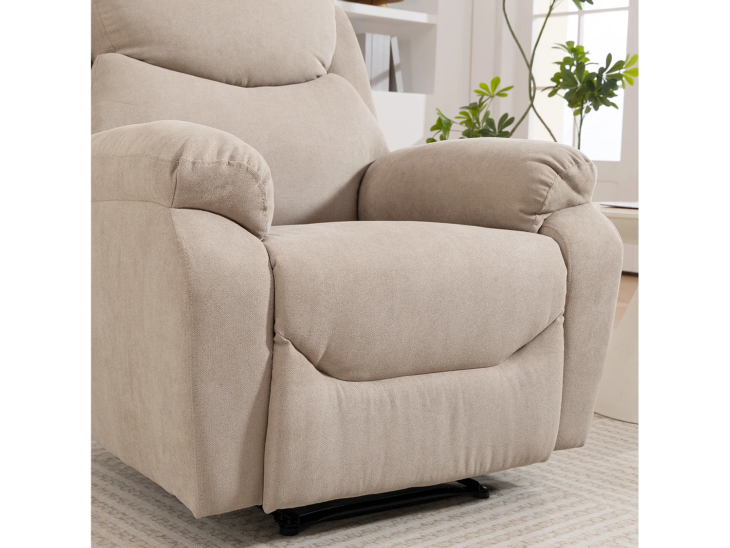 Poltrona reclinabile manuale con braccioli imbottiti in tessuto beige