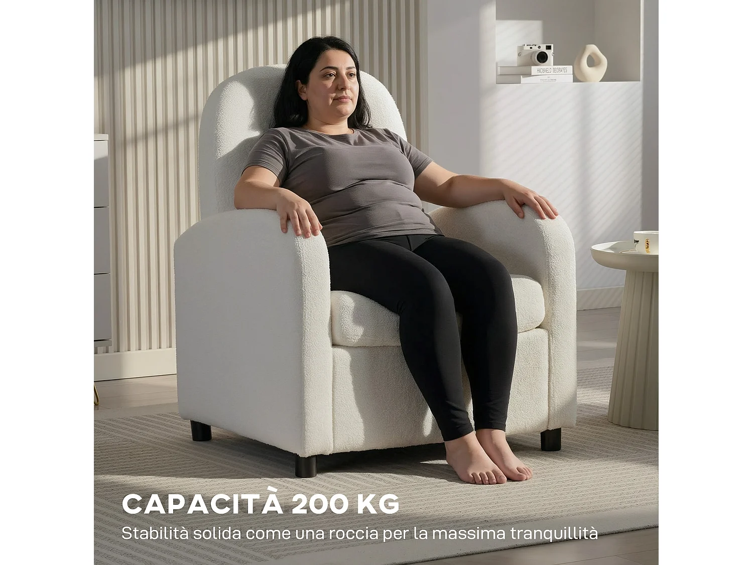 Poltrona moderna con spazio contenitore nascosto e cuscino crema
