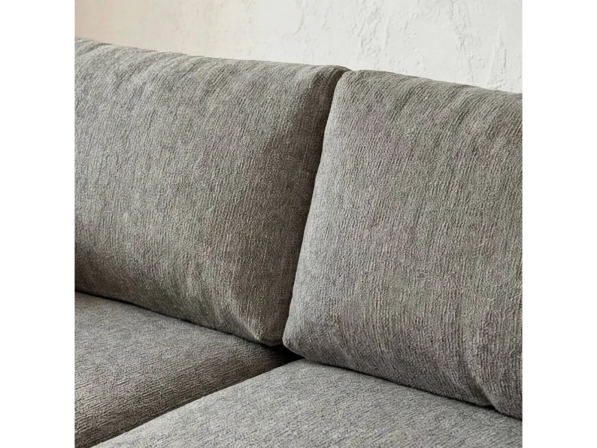 Canapé en tissu gris clair et pieds en bois Eydan