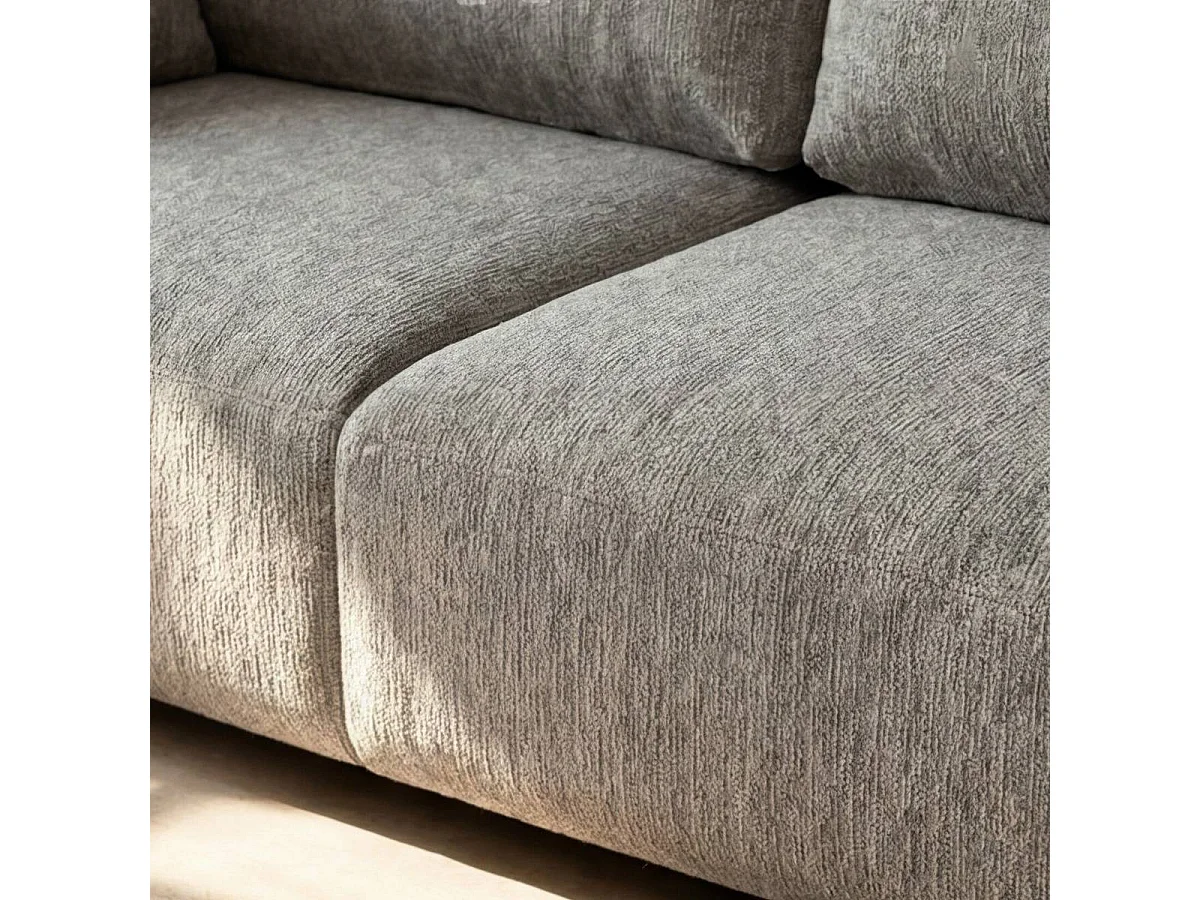 Canapé en tissu gris clair et pieds en bois Eydan