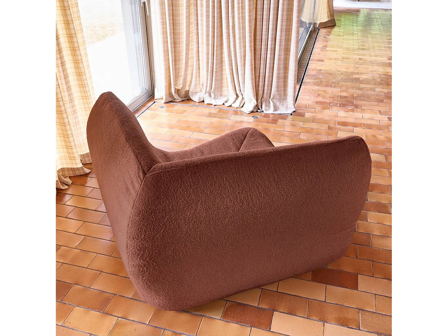 Sillón esquinero de borreguito texturizado terracota