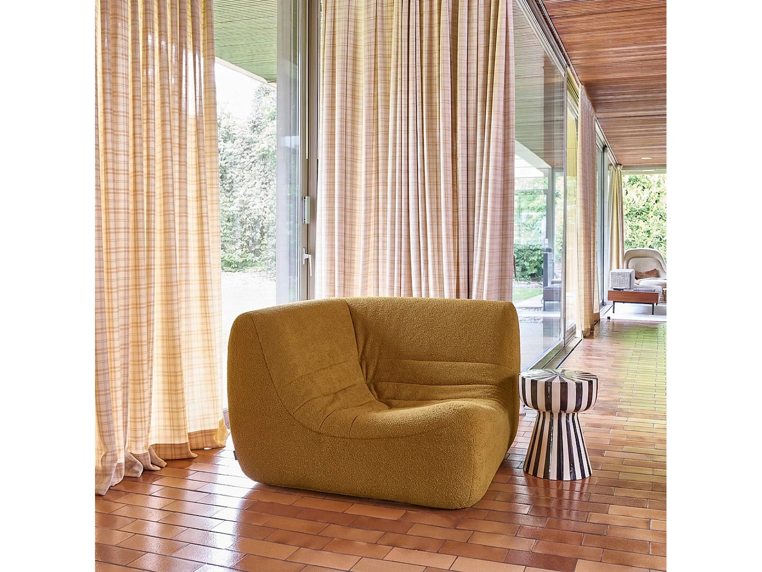 Sillón esquinero de borreguito texturizado mostaza