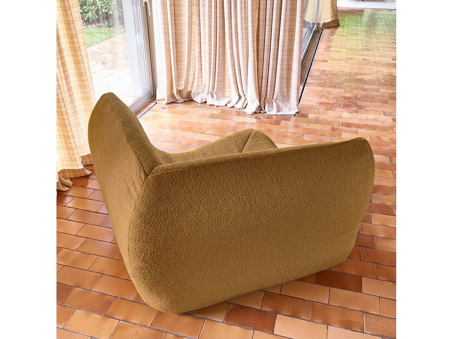 Sillón esquinero de borreguito texturizado mostaza