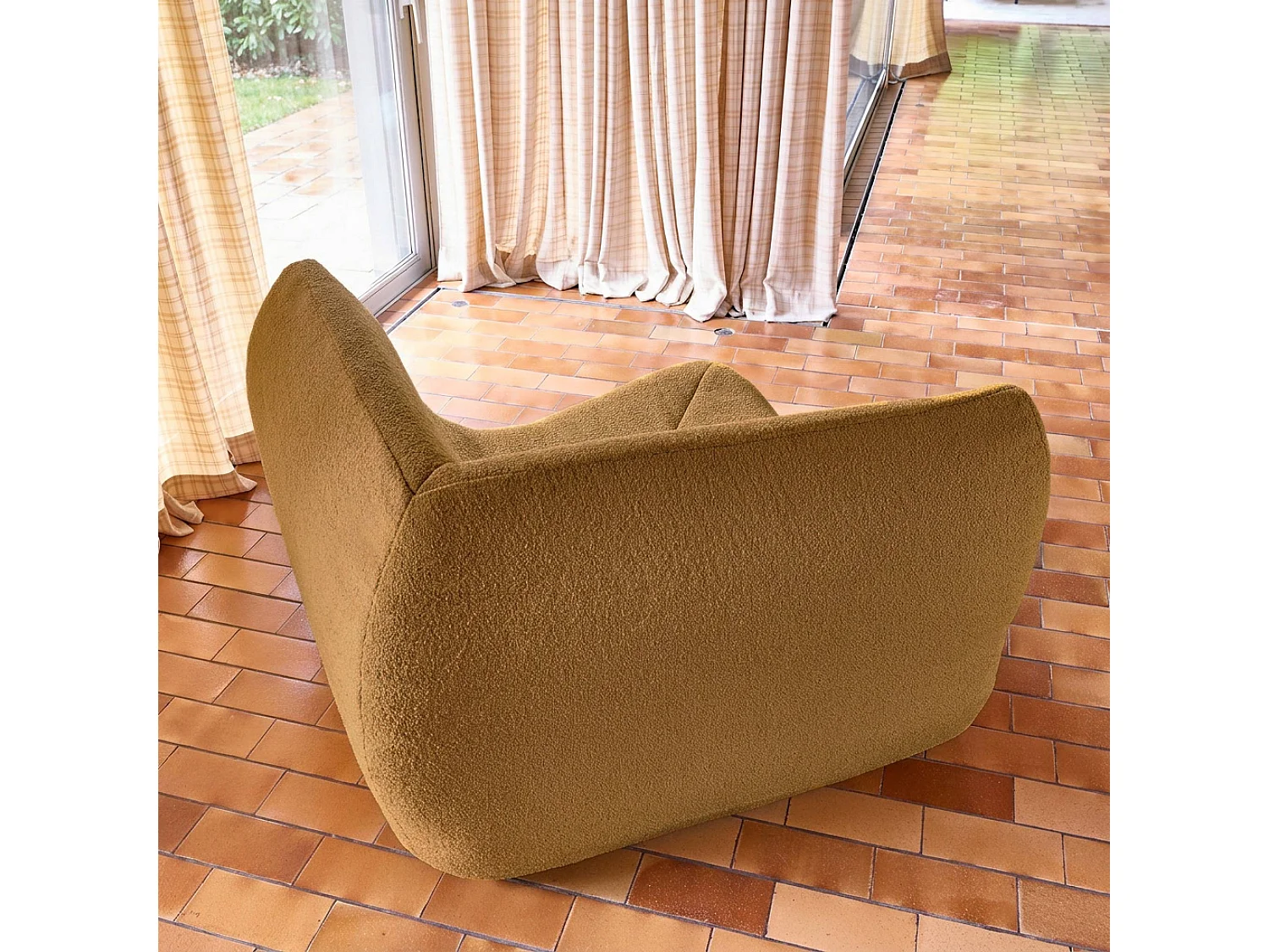 Sillón esquinero de borreguito texturizado mostaza