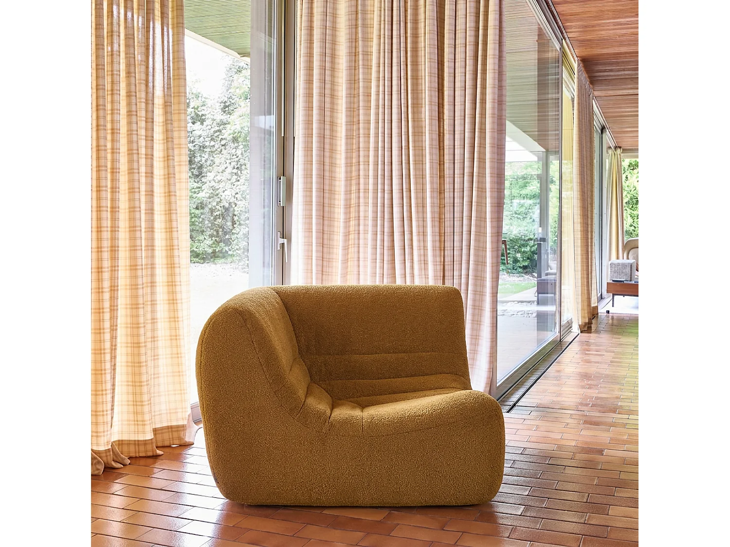 Sillón esquinero de borreguito texturizado mostaza
