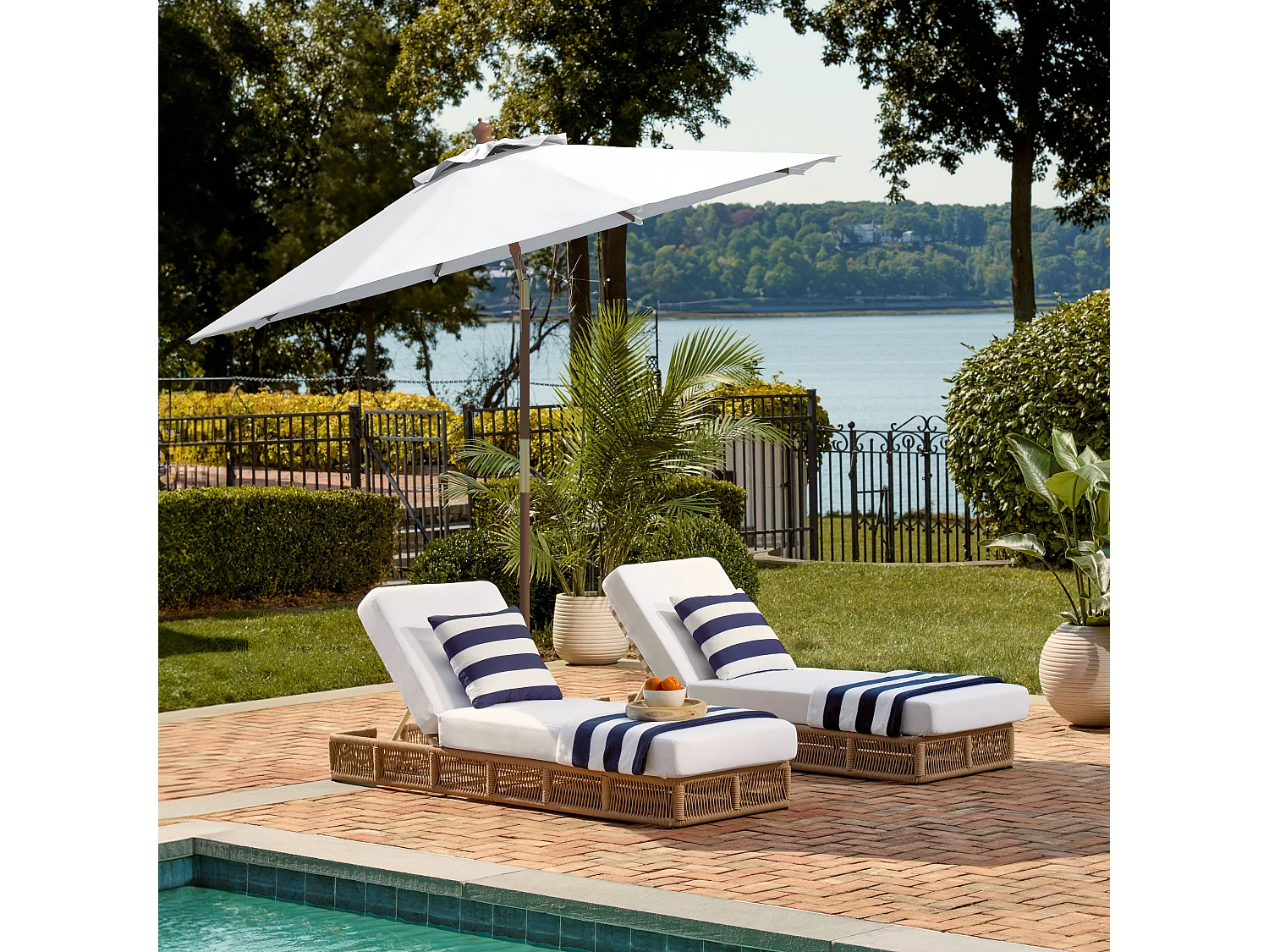 Parasol Ivoire OPEN: 268 x 268 x 251 CLOSE: 15.5 x 15.5 x 251 - Jonathan