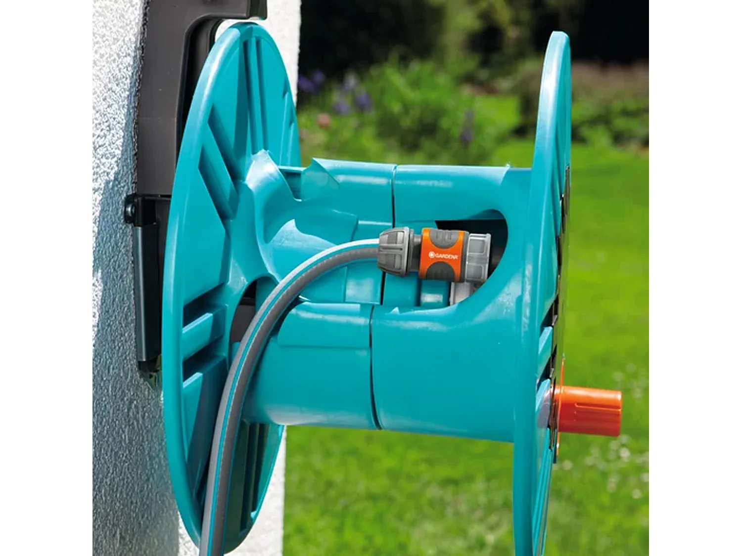 Avvolgitubo da Parete GARDENA Classic 60 60m Blu/Verde - Set Completo con Staffa da Parete, Manico e Dispositivo a Goccia