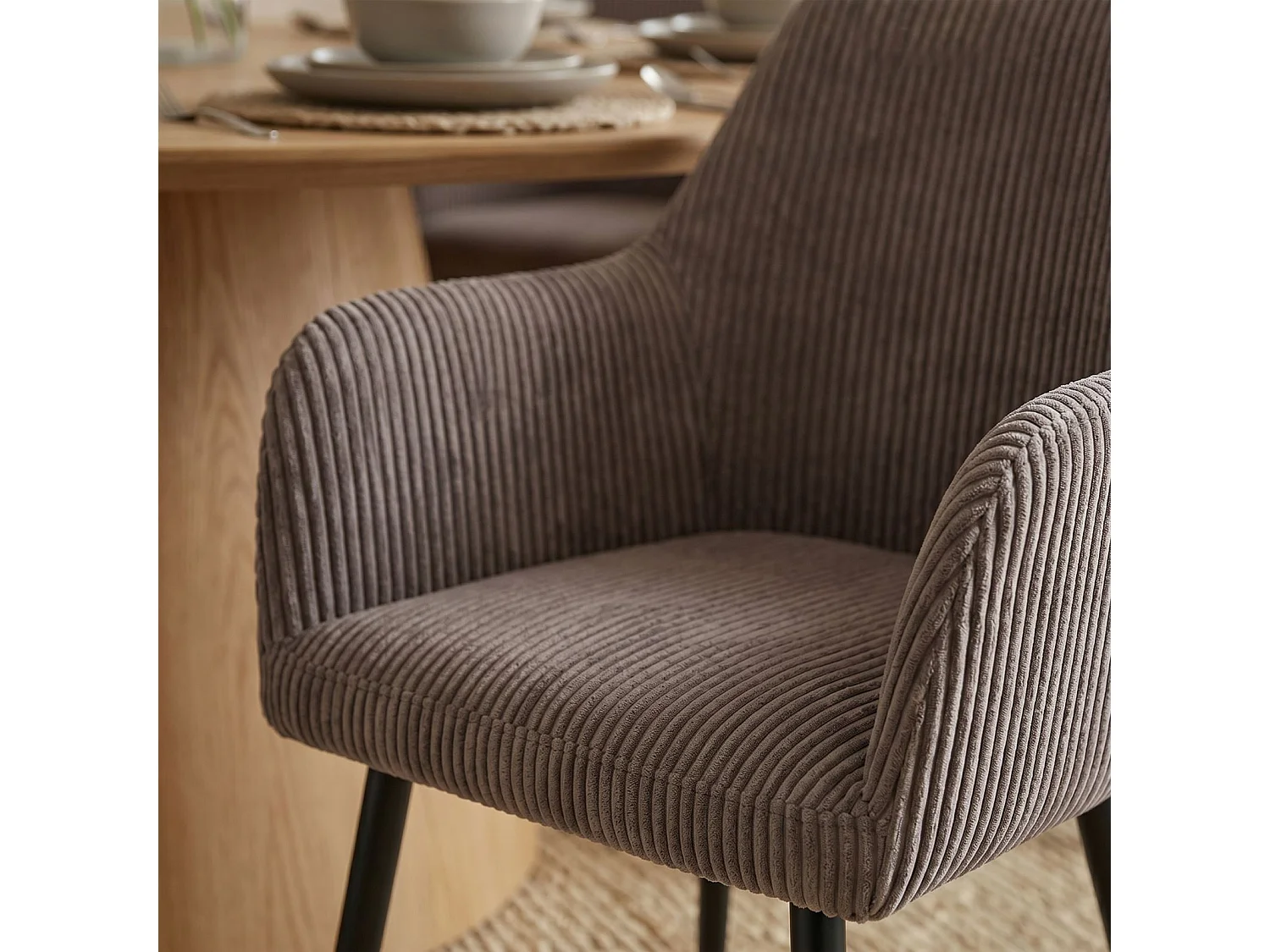 Lot de 2 Chaises de Salle à Manger VERONA en Tissu Coloris Taupe Avec Accoudoirs, Assise Rembourrée et Dossier Enveloppant