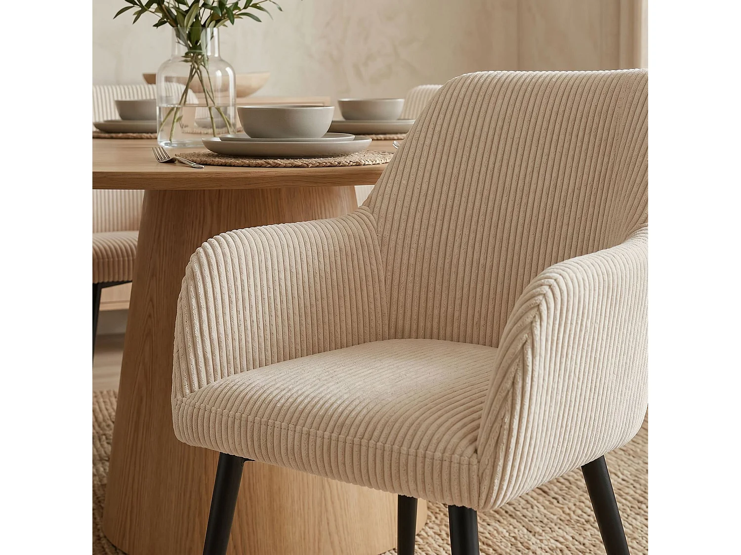 Lot de 2 Chaises de Salle à Manger VERONA en Tissu Beige Avec Accoudoirs, Assise Rembourrée et Dossier Enveloppant au Design Strié