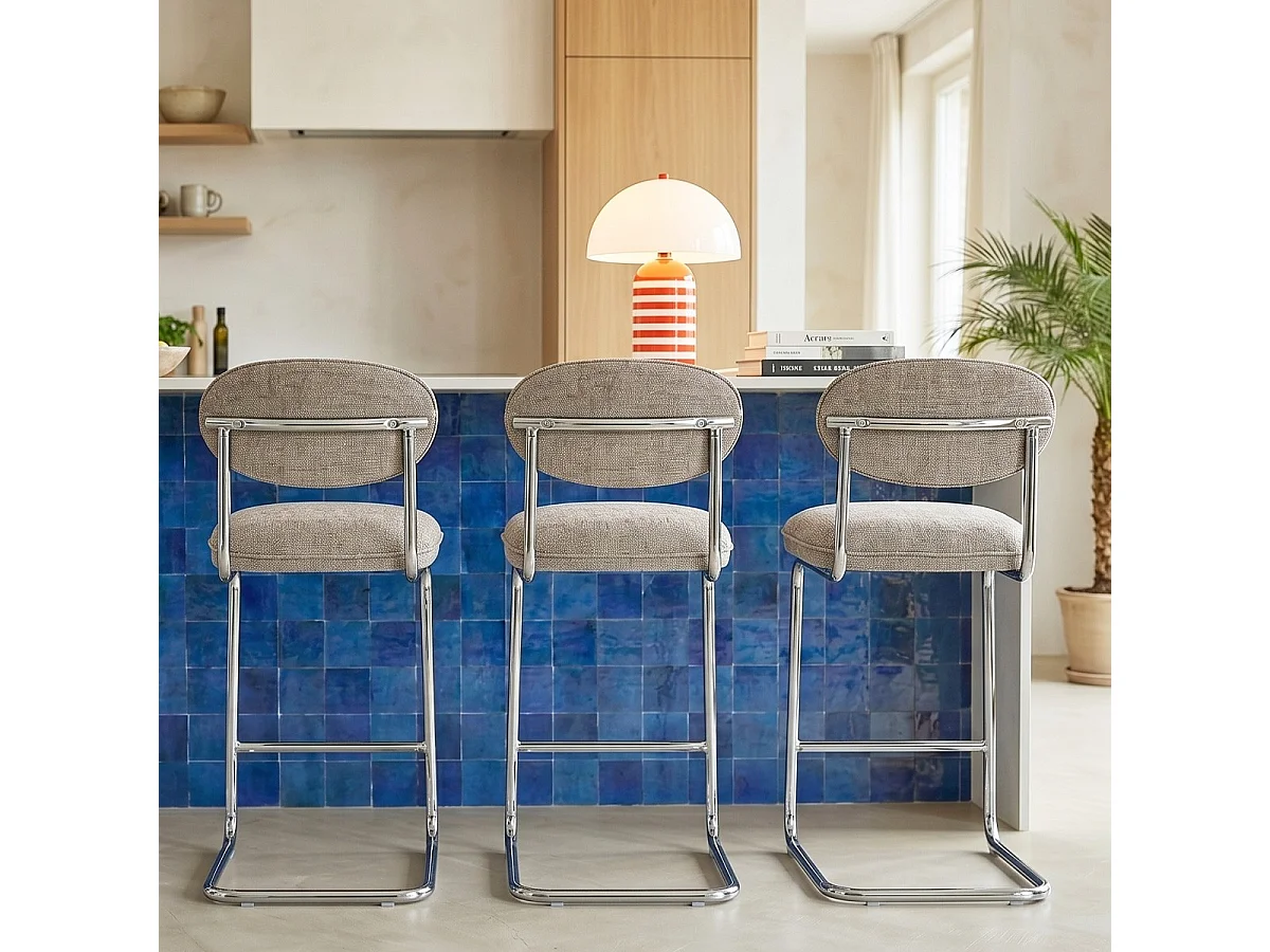 Lot de 2 tabourets de bar en tissu chenille taupe, piètement chromé - Lou