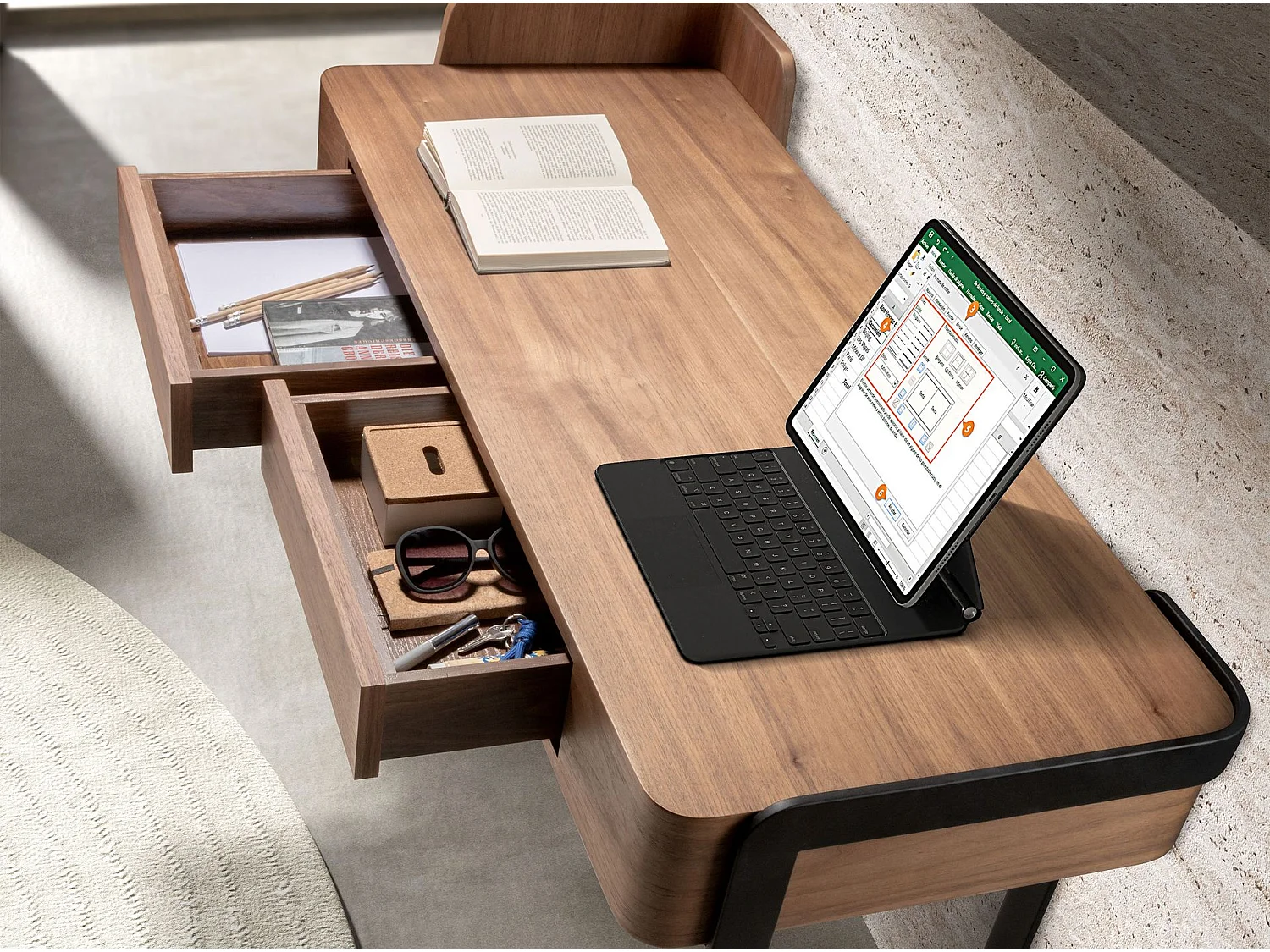 Bureau en noyer et acier époxy noir