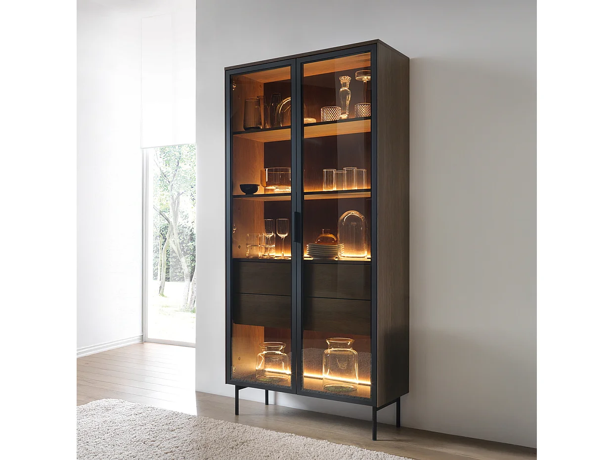 Vitrine en verre 92 cm Senzia - éclairage LED, pieds hauts - vitrine avec tiroirs, chêne Dunin