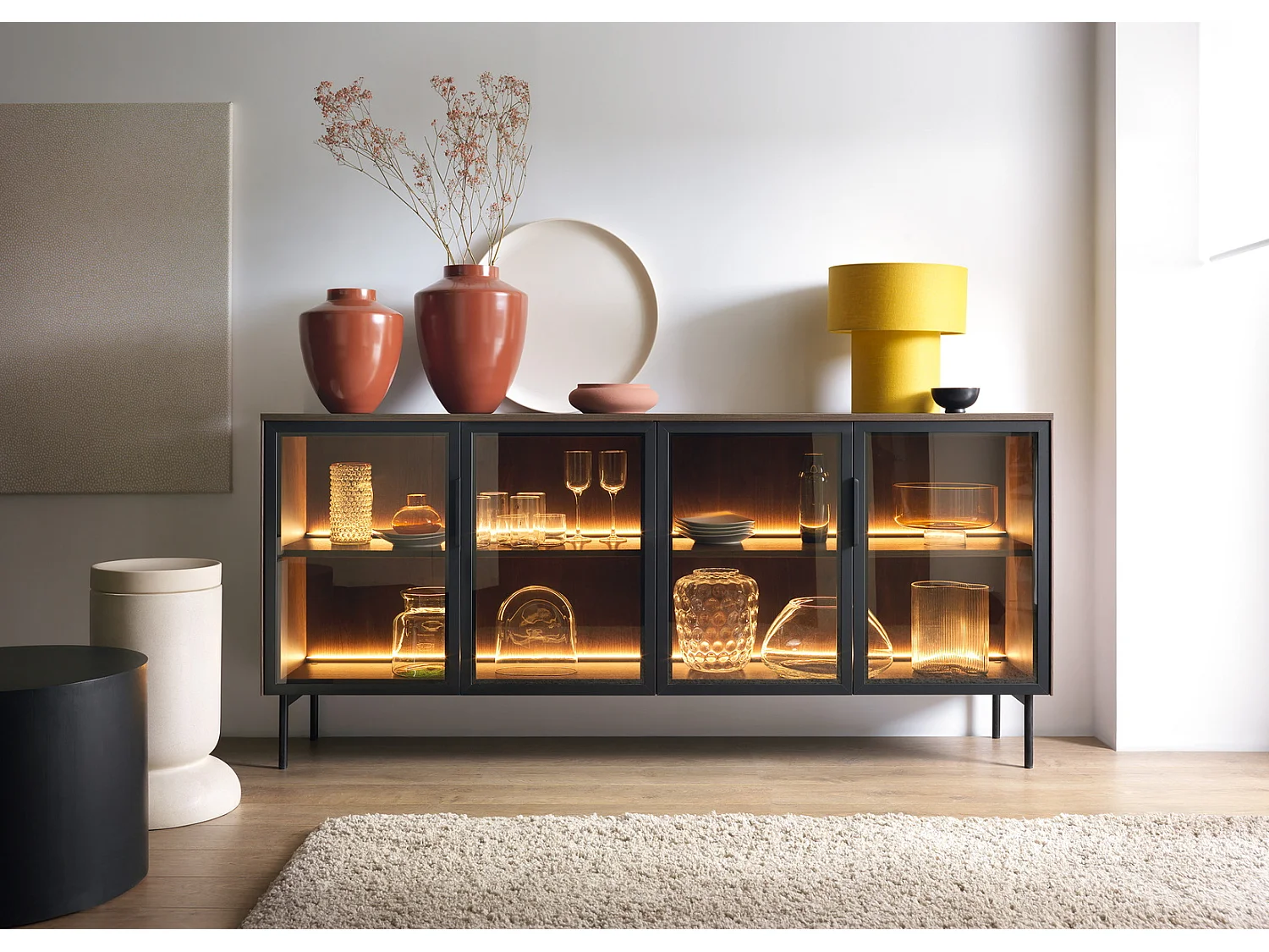 Commode sur pieds 180 cm Senzia avec LED - buffet pour le salon, 4 portes en verre - chêne Dunin