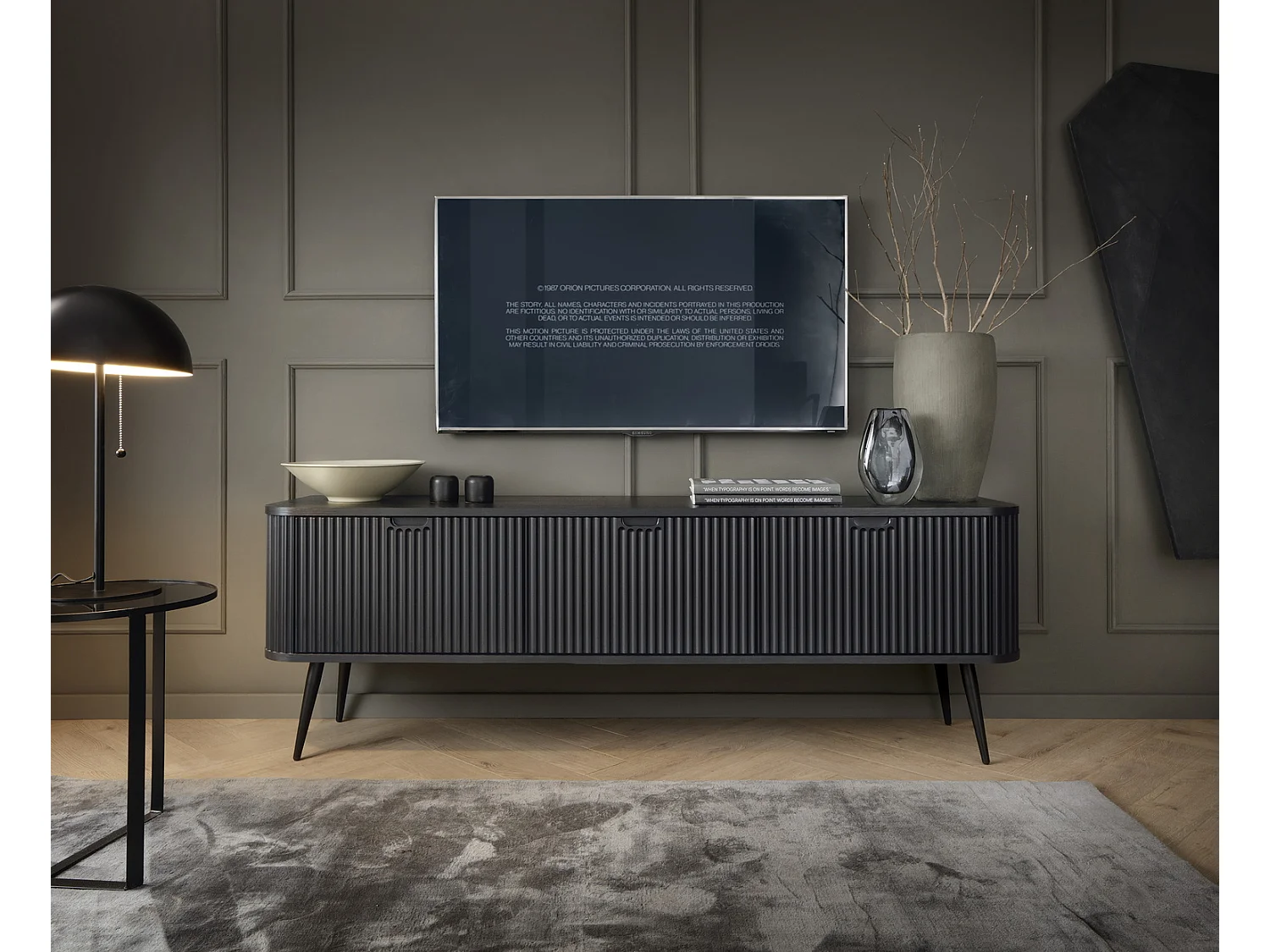 TV-lowboard 170 cm Gerly - tv-meubel met 3 deuren, geribbelde fronten, metalen poten - zwart