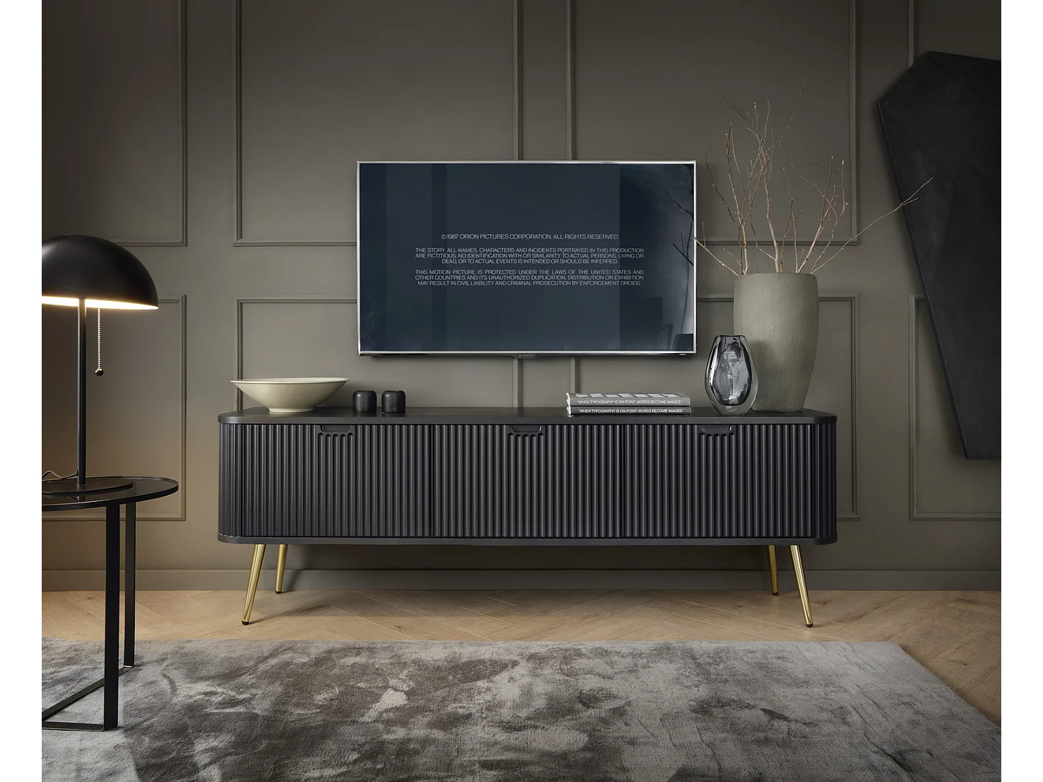 TV-lowboard 170 cm Gerly - tv-meubel met 3 deuren, geribbelde fronten, metalen poten - zwart + goud