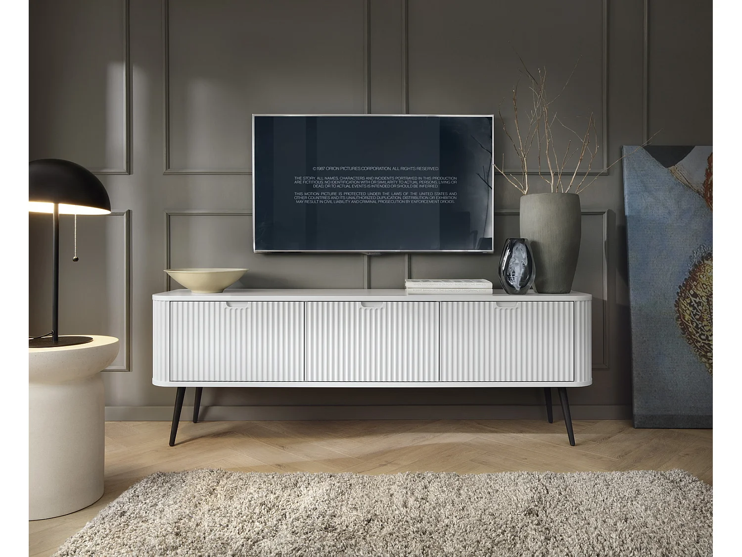 TV-lowboard 170 cm Gerly - tv-meubel met 3 deuren, geribbelde fronten, metalen poten - wit + zwart