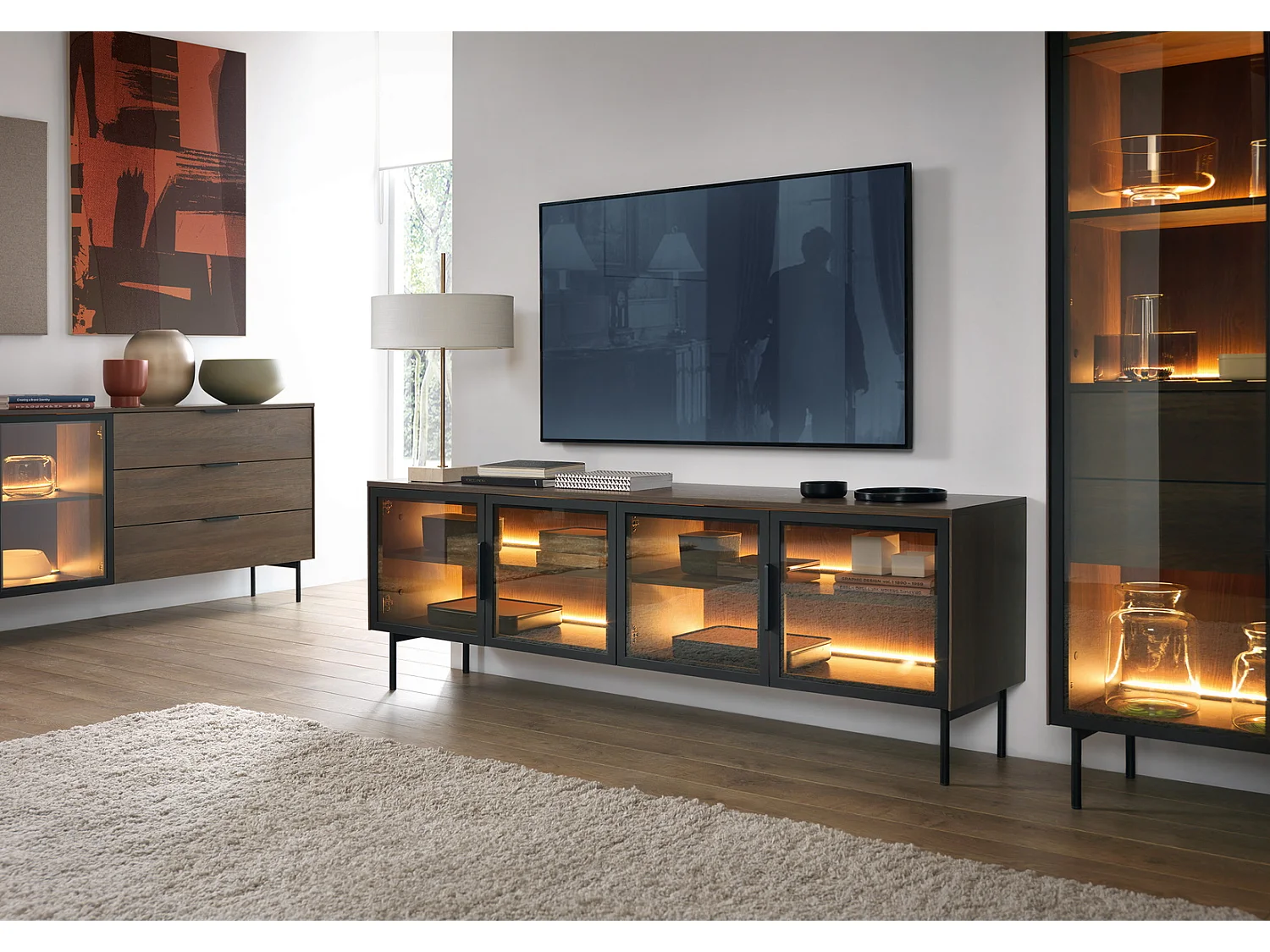 Meuble TV 180 cm Senzia avec LED - 4 portes en verre, pieds hauts 18 cm - chêne Dunin