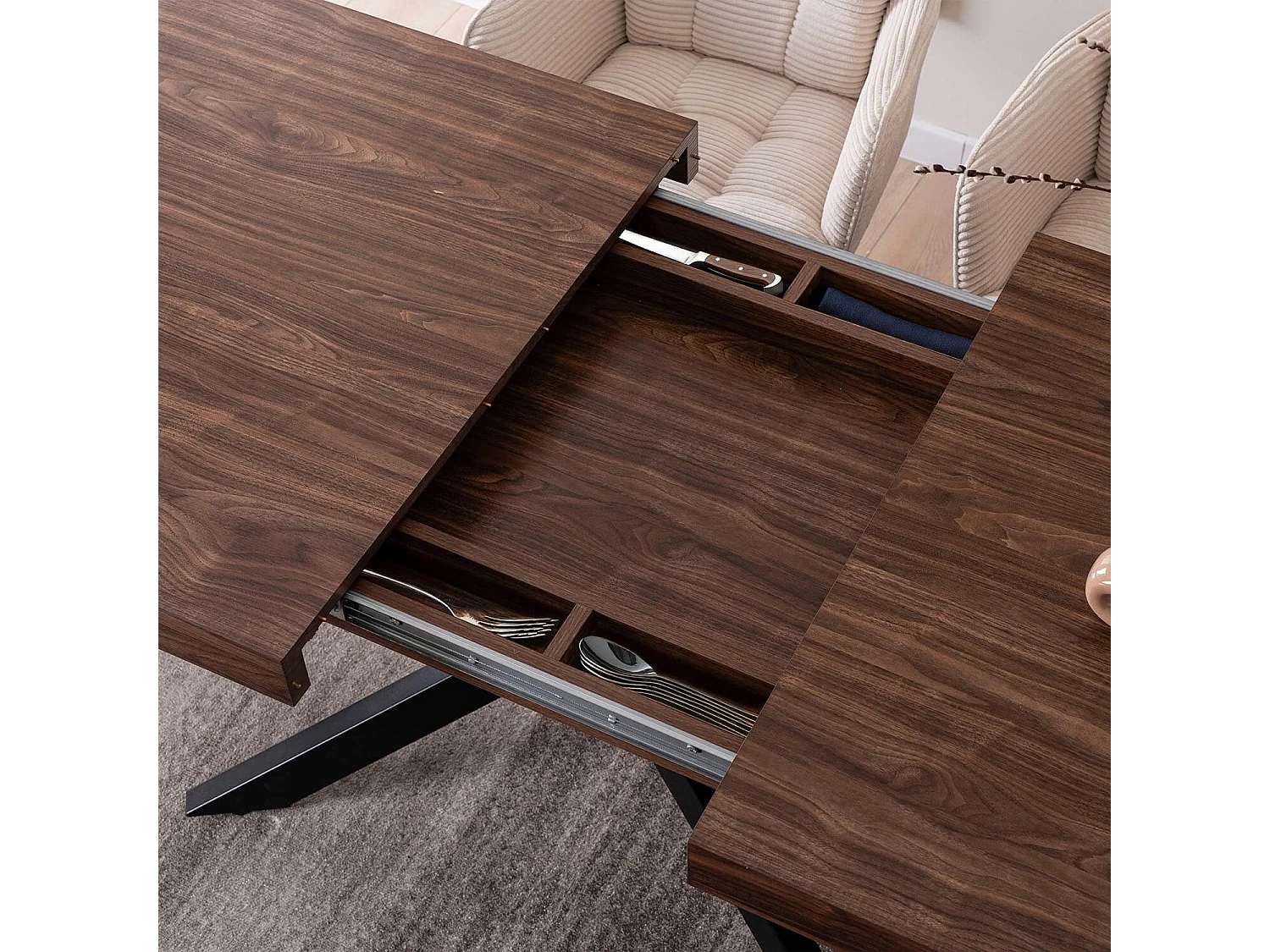 Table extensible HAMPTON de dimensions 160-240 cm en noyer avec pieds en noir