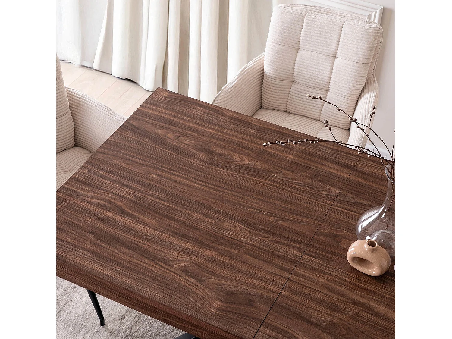 Table extensible HAMPTON de dimensions 160-240 cm en noyer avec pieds en noir