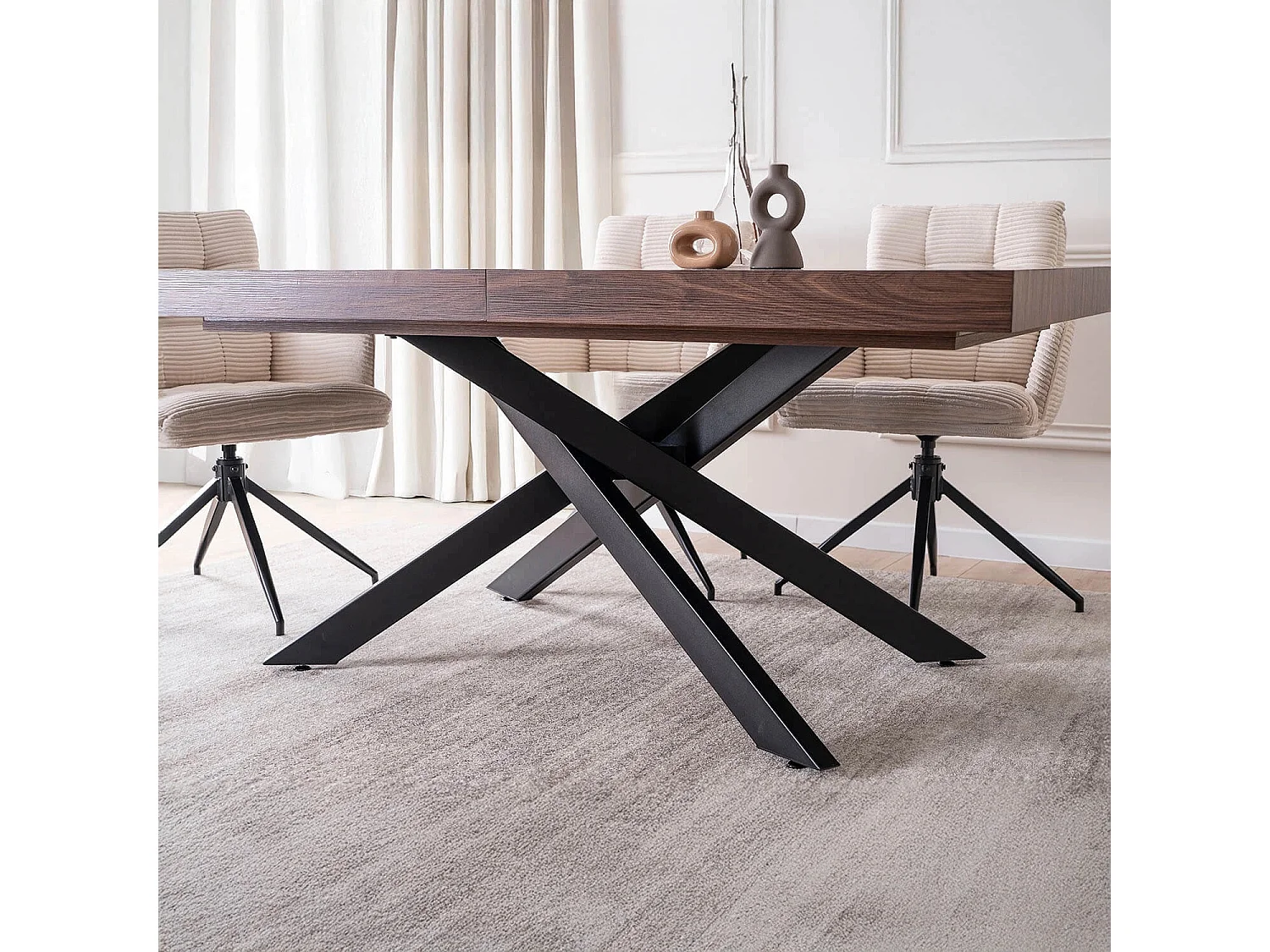 Table extensible HAMPTON de dimensions 160-240 cm en noyer avec pieds en noir
