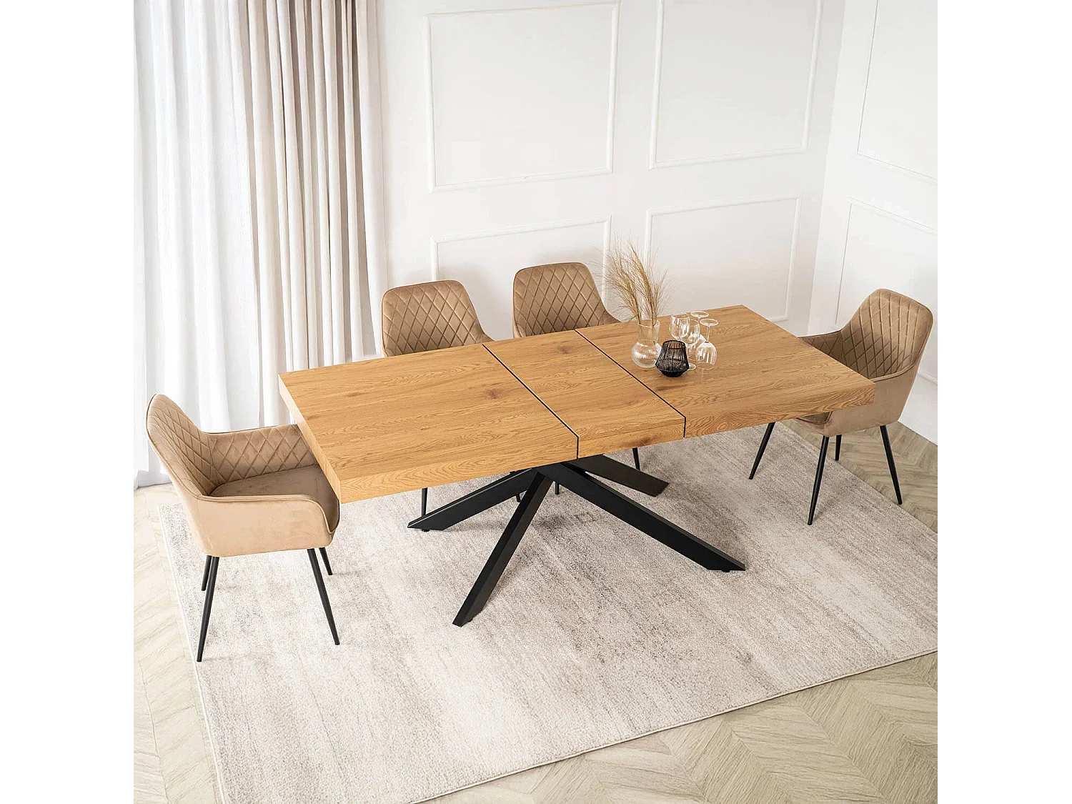 Table extensible HAMPTON de 160 à 240 cm en colrose en chêne doré avec pieds noirs