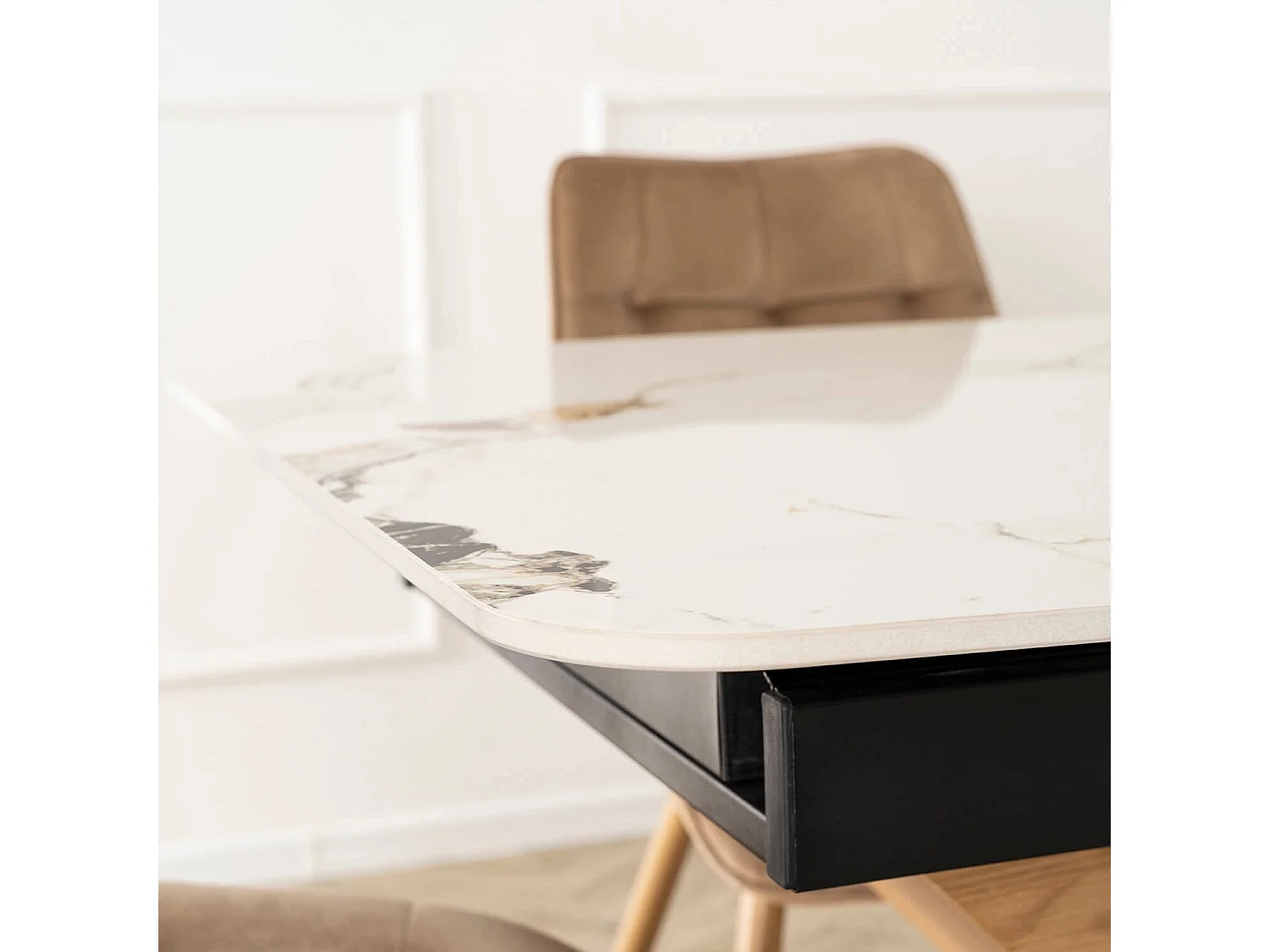 Table extensible ALICANTE de dimensions 160-200 cm en marbre blanc avec pieds en chêne
