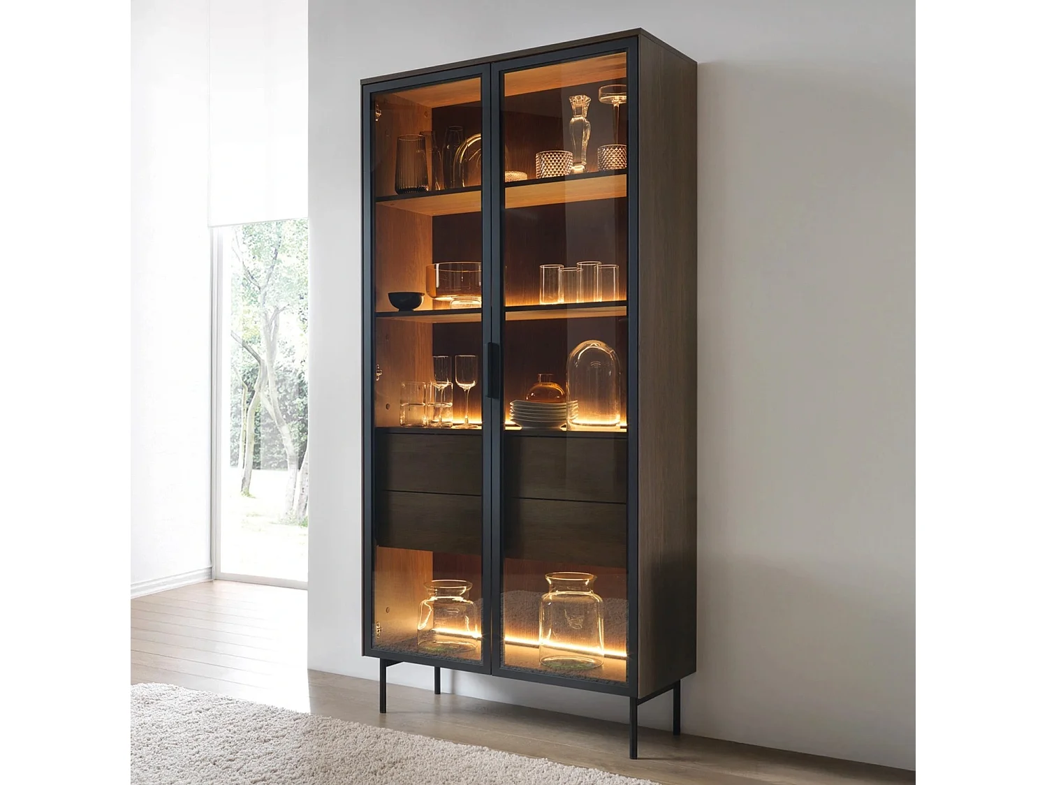 Vitrine LUMI 92 cm Eiche Dunin - mit Braunglas, LED-Beleuchtung und schwarzen Griffen